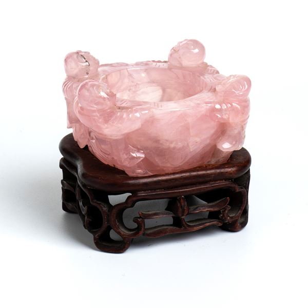 Vaschetta in quarzo rosa con decoro di bambini