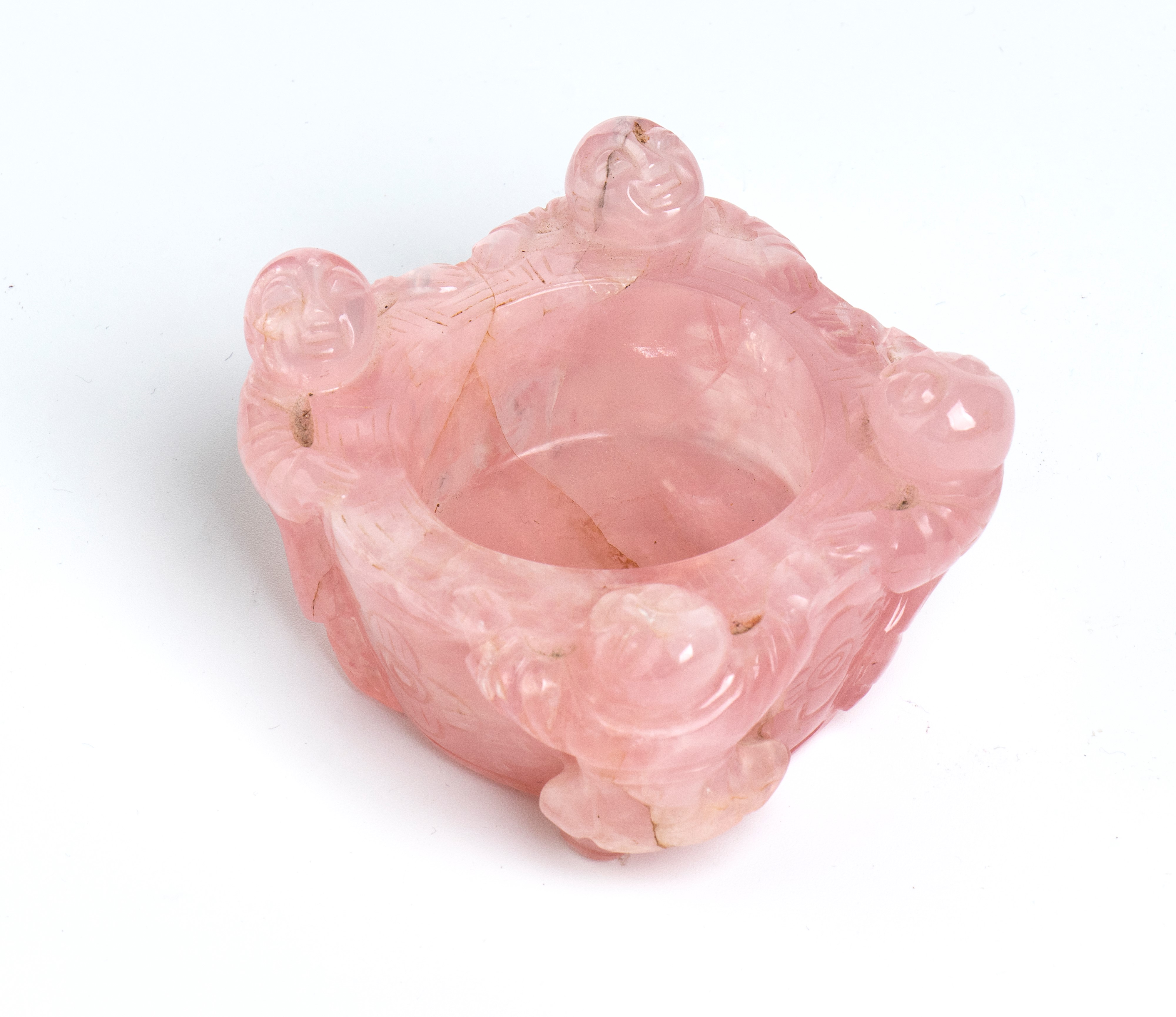 Vaschetta in quarzo rosa con decoro di bambini