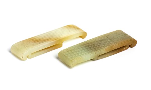 Coppia di ornamenti in giada intagliati