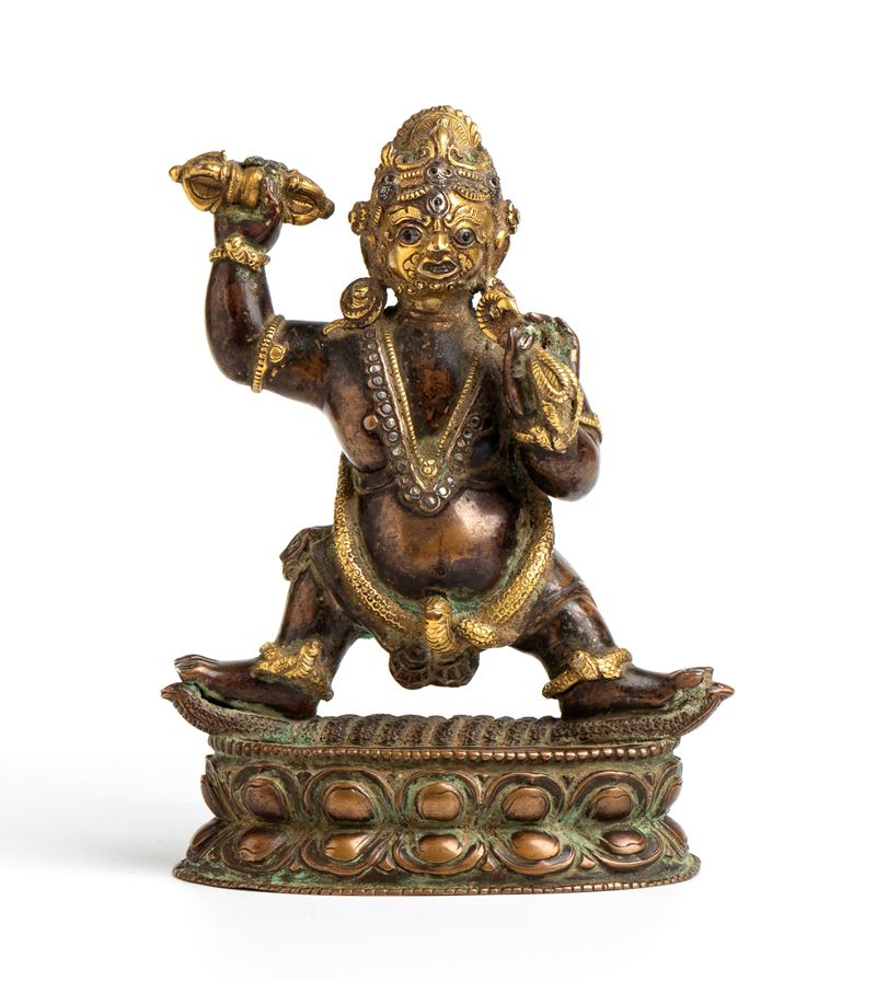 Figura di Nilambara-Vajrapani in bronzo dorato ageminato in argento