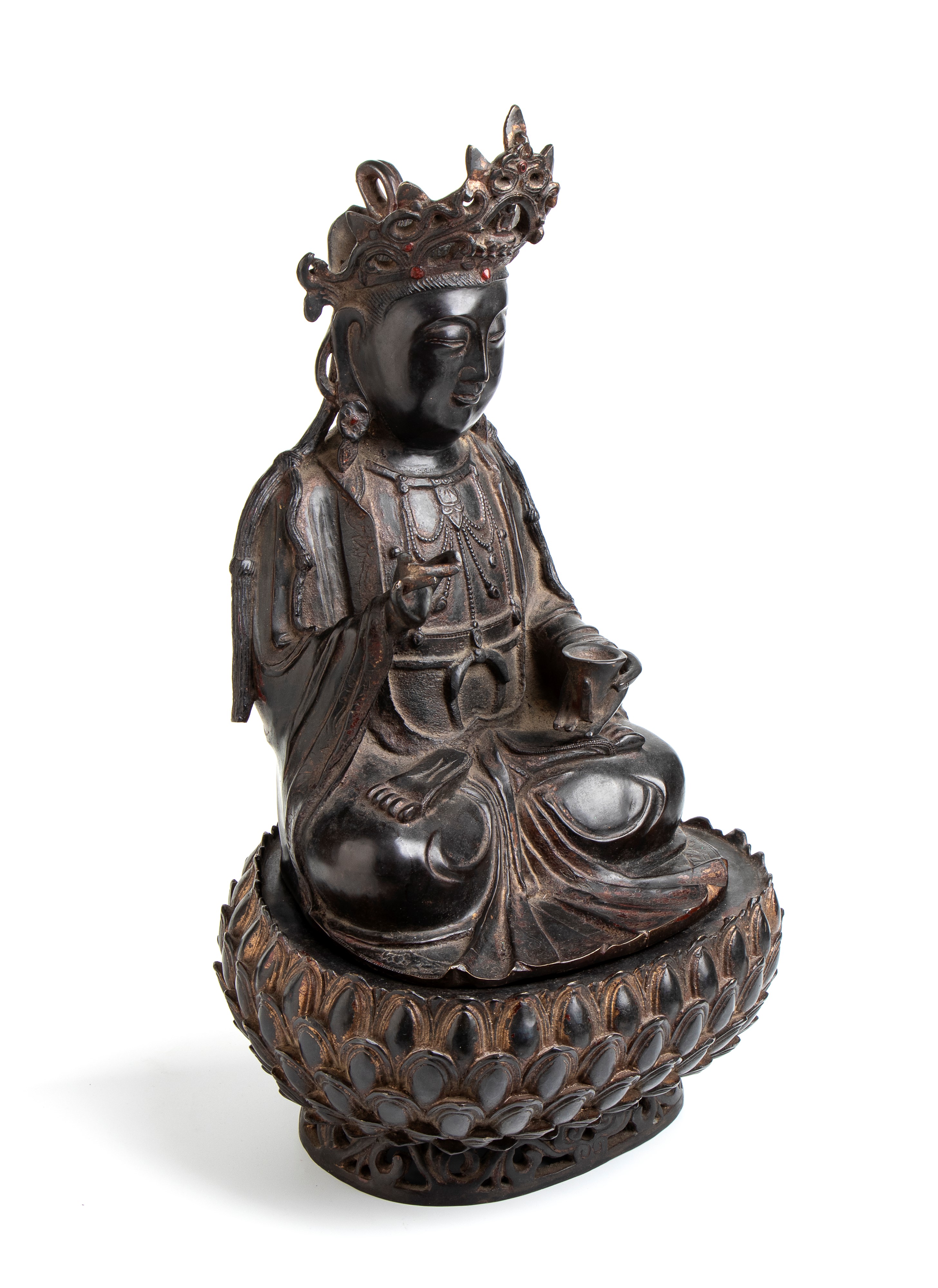 Figura in bronzo di Bodhisattva su insolita base a forma di petali di loto a più livelli