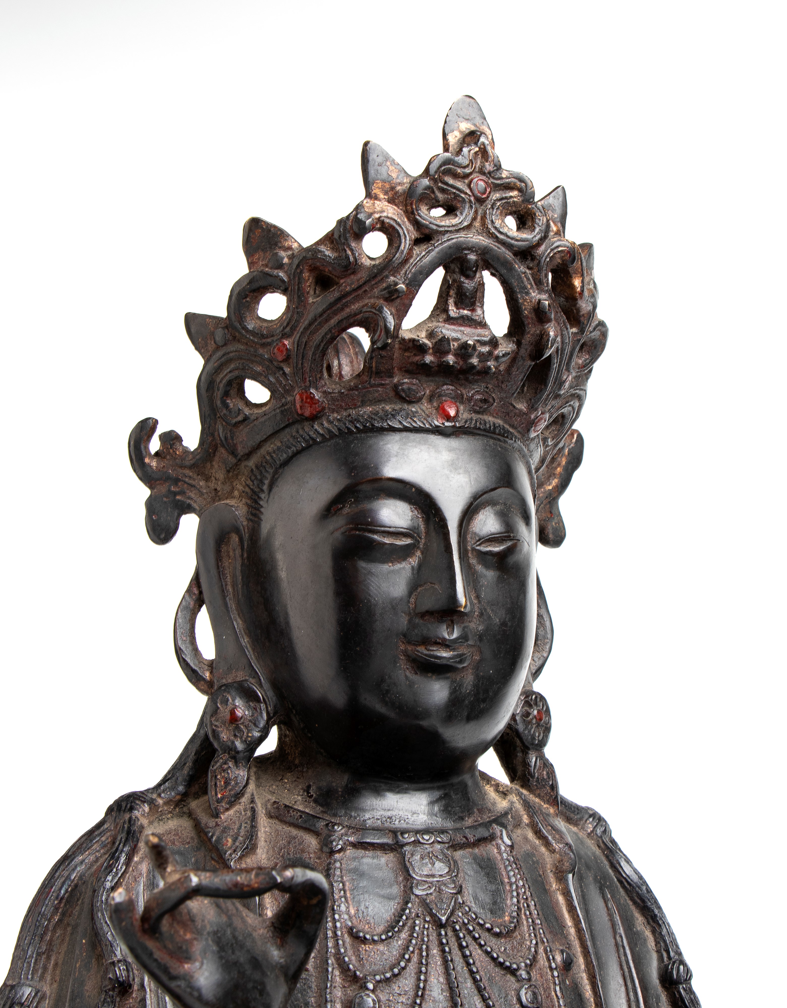 Figura in bronzo di Bodhisattva su insolita base a forma di petali di loto a più livelli
