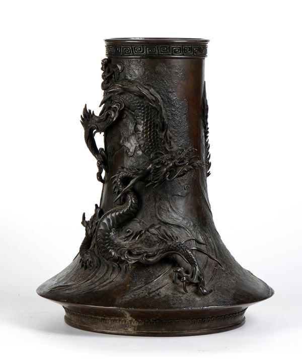 Vaso in bronzo a cera persa rastremato in forma di monte Fuji