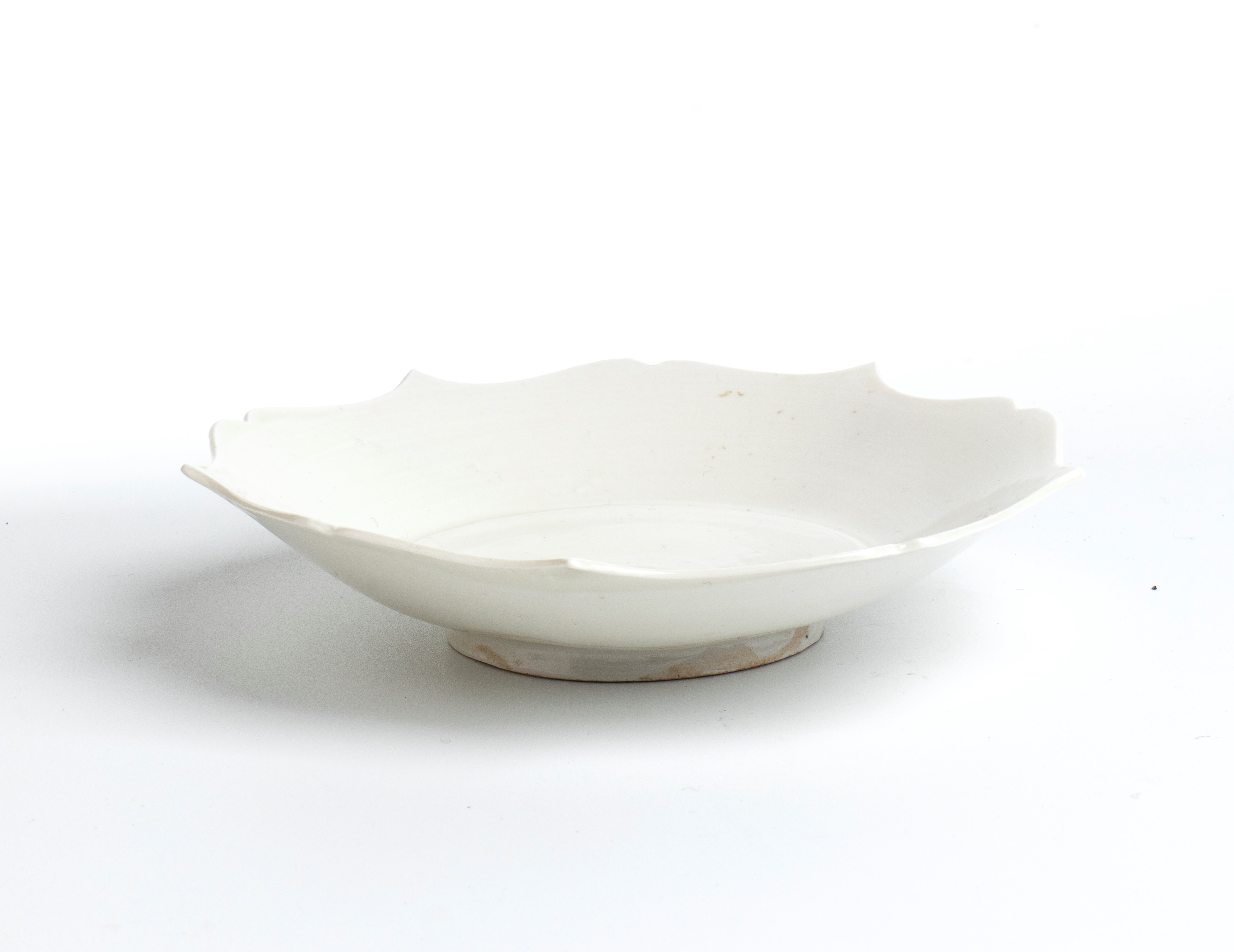 Elegante piatto in ceramica di forma stellare