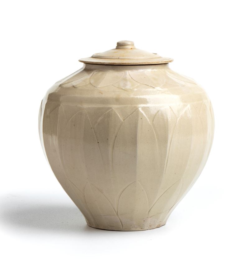 Vaso in porcellana inciso con decoro di file di petali di loto