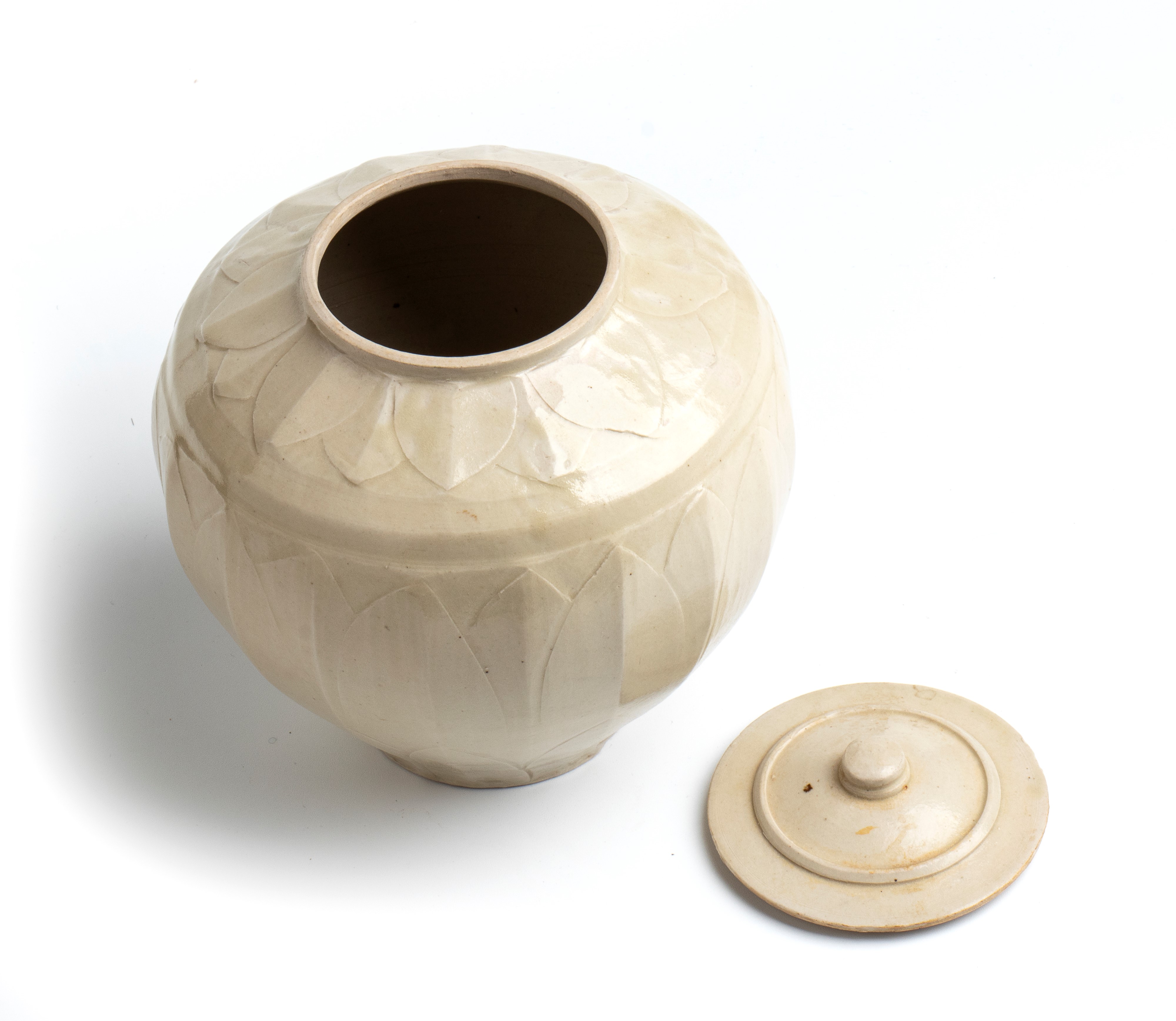 Vaso in porcellana inciso con decoro di file di petali di loto