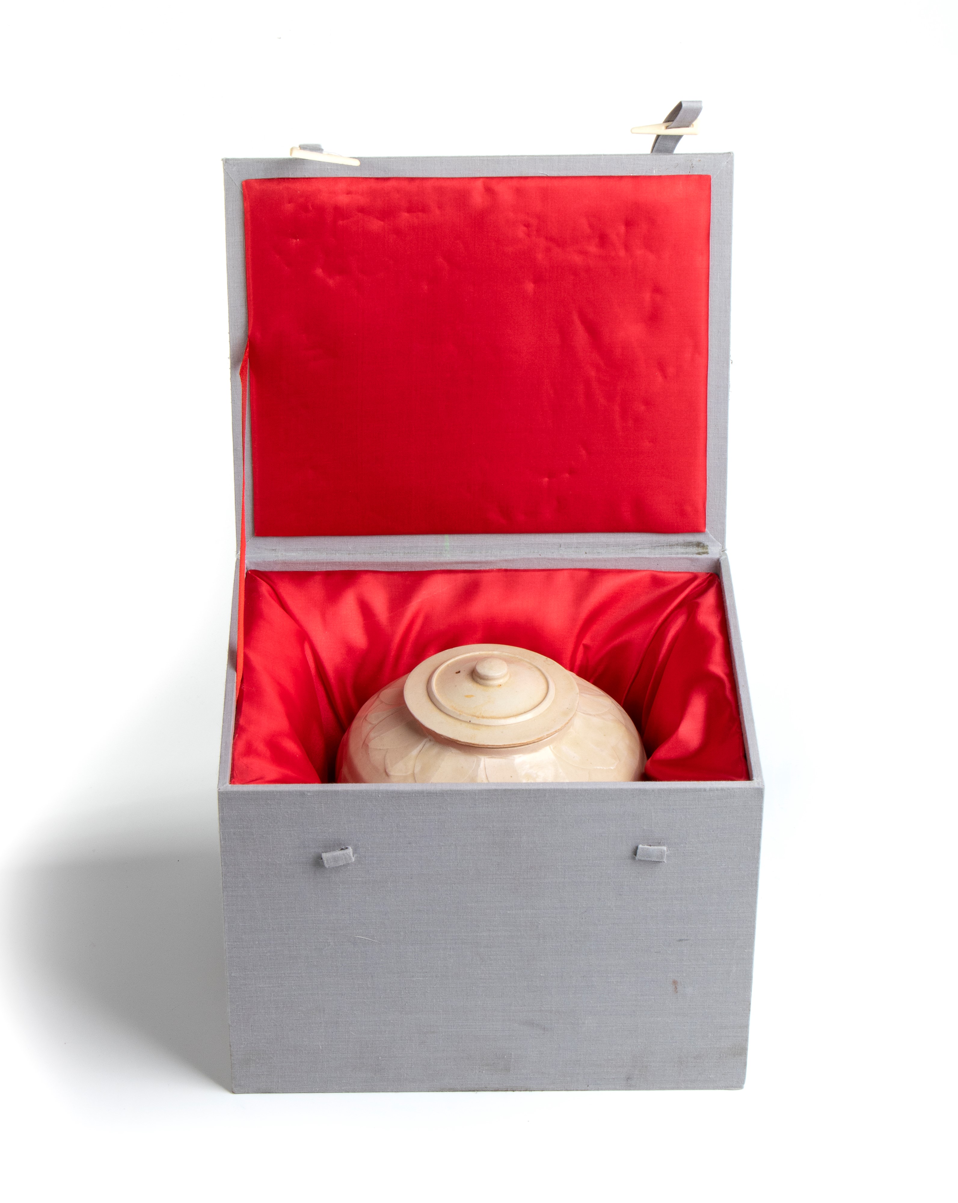 Vaso in porcellana inciso con decoro di file di petali di loto