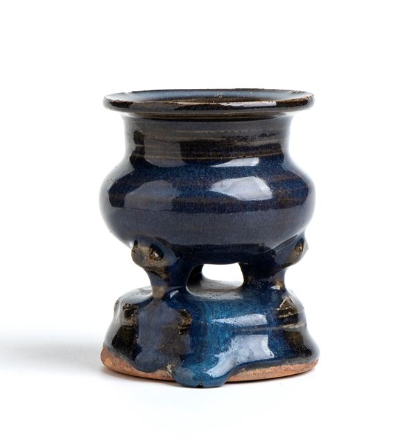 Piccolo vaso tripode in forma di brucia-incenso