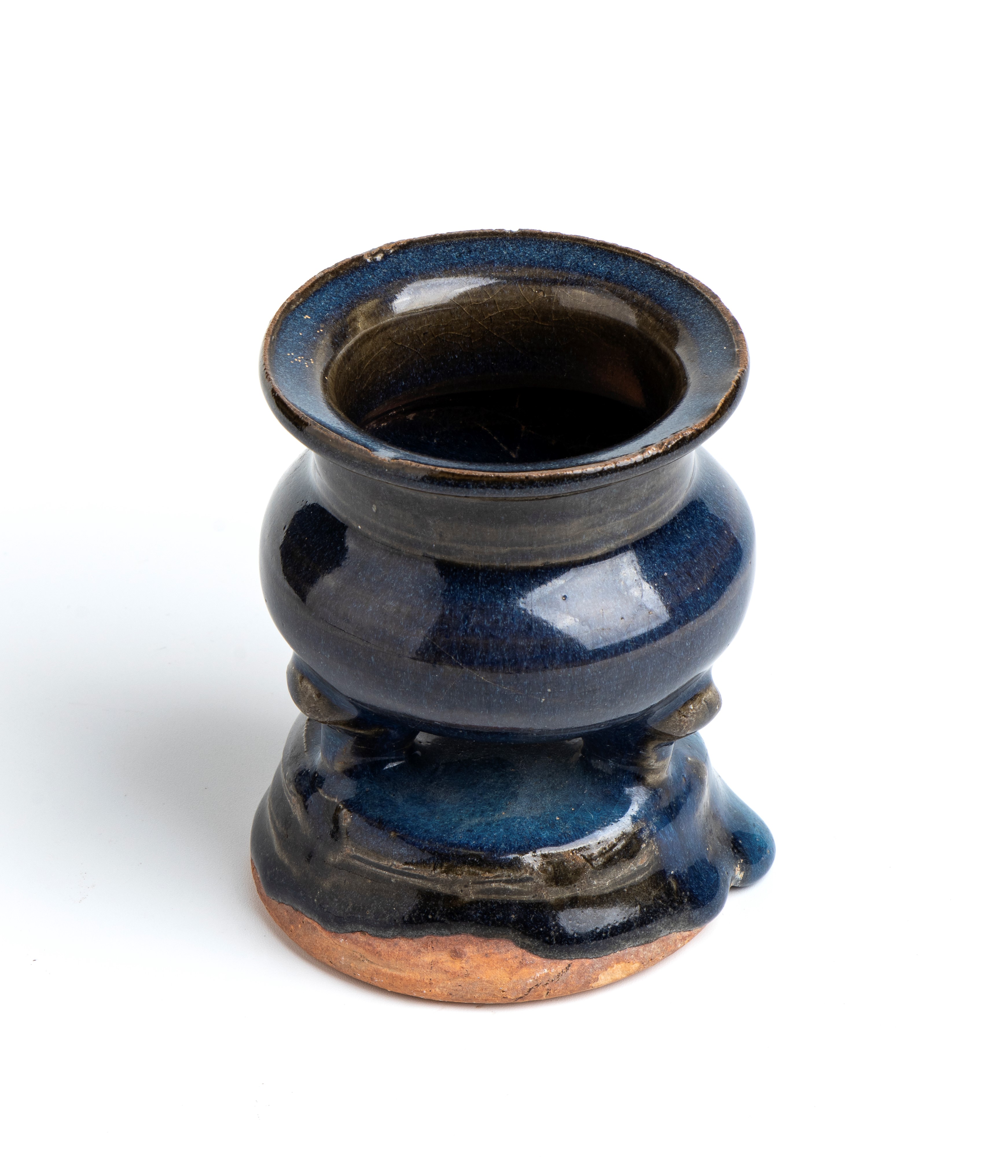 Piccolo vaso tripode in forma di brucia incenso