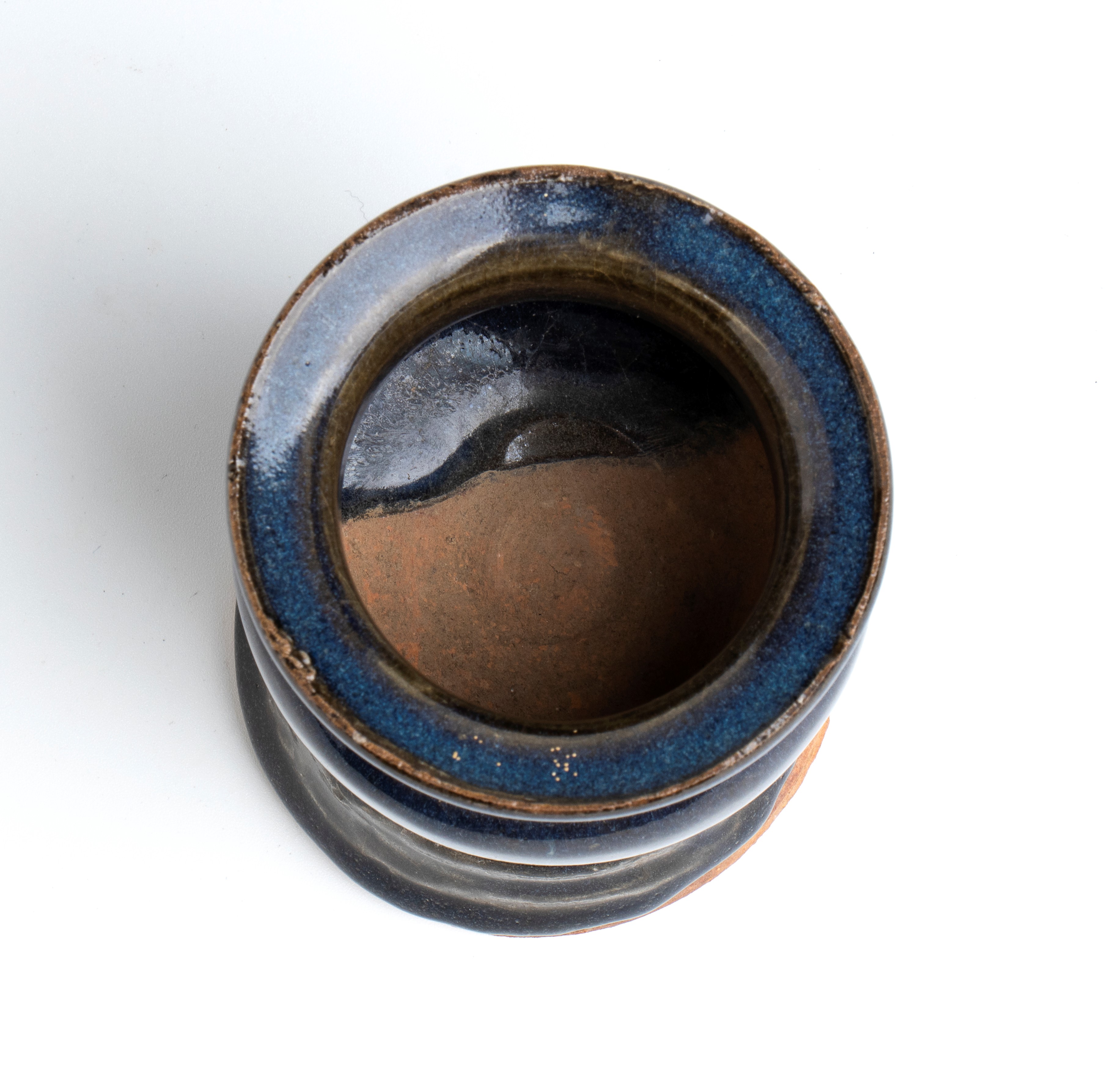 Piccolo vaso tripode in forma di brucia incenso