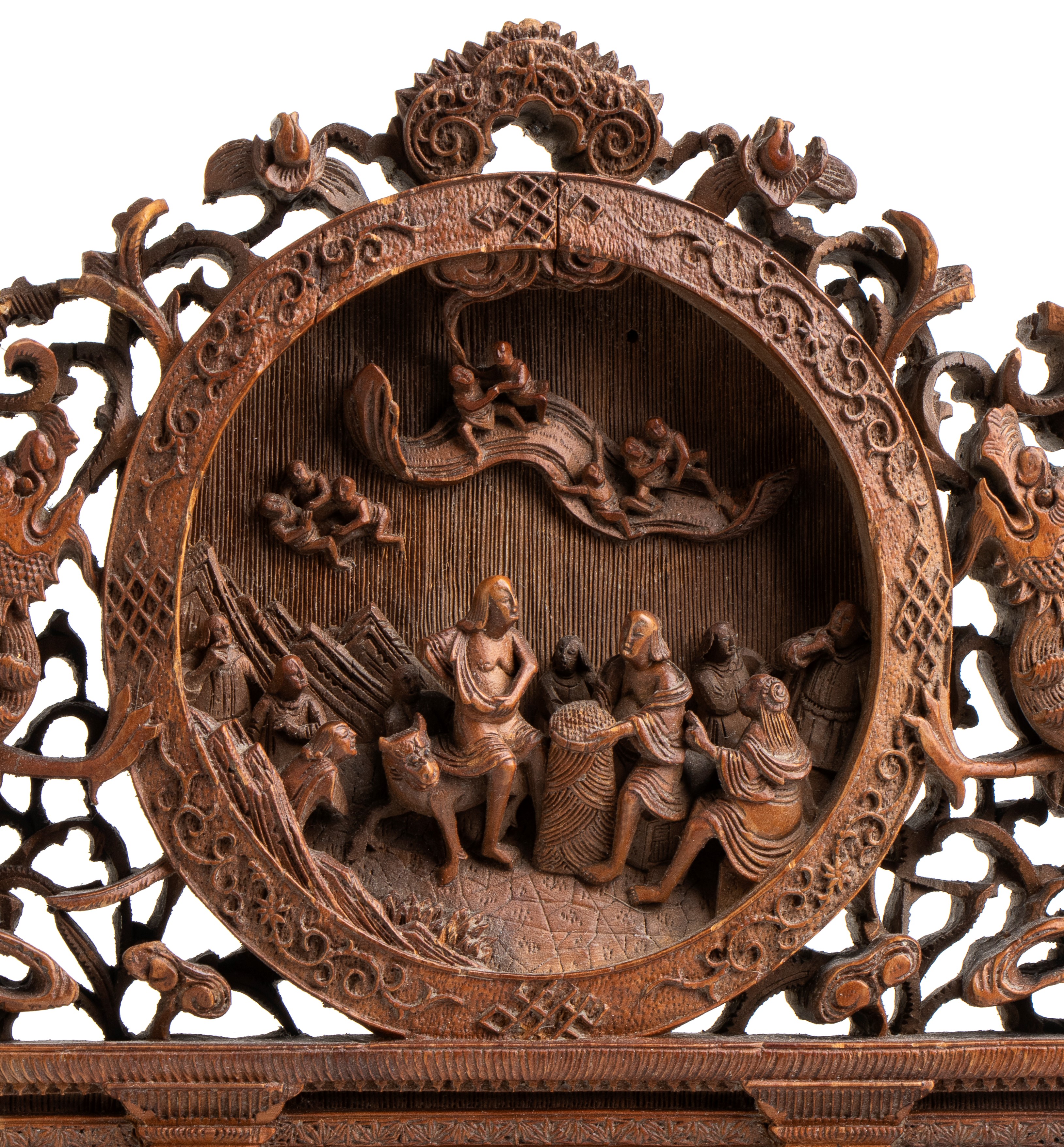 Raffinata piccola scultura di portale scolpito in legno