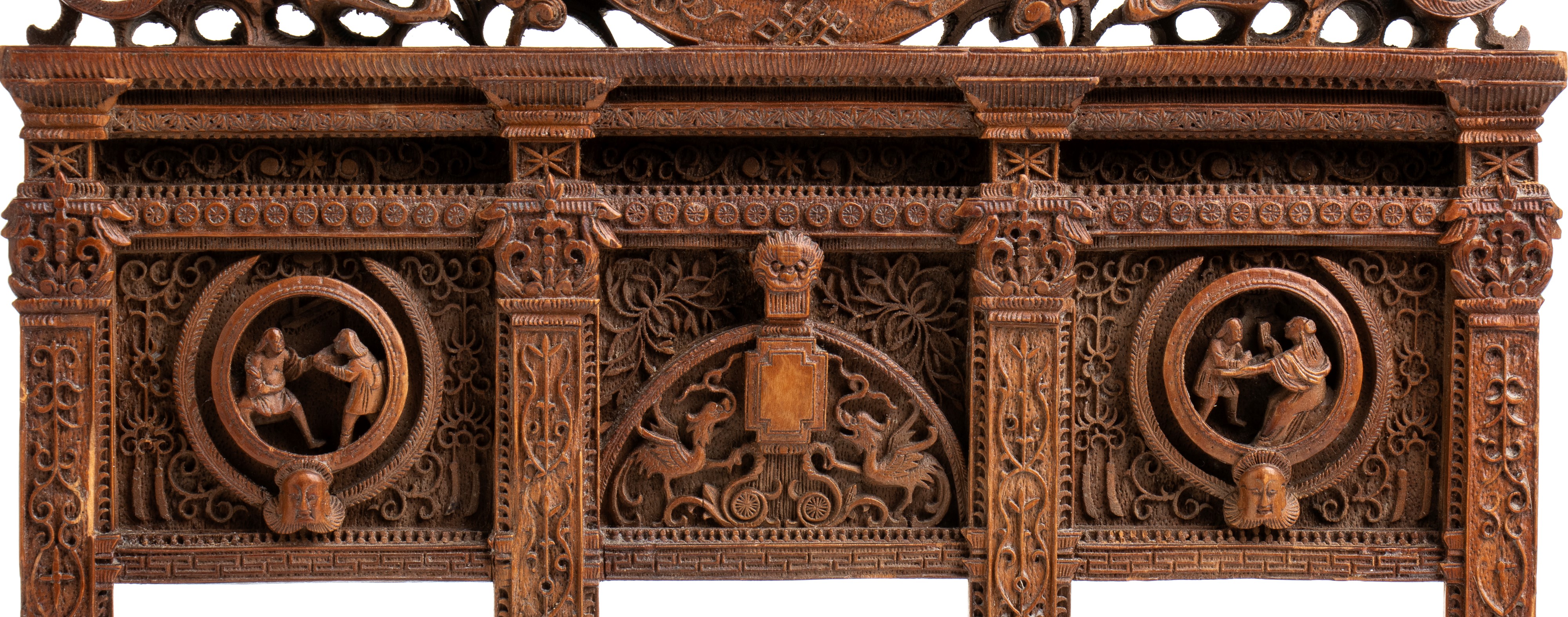 Raffinata piccola scultura di portale scolpito in legno