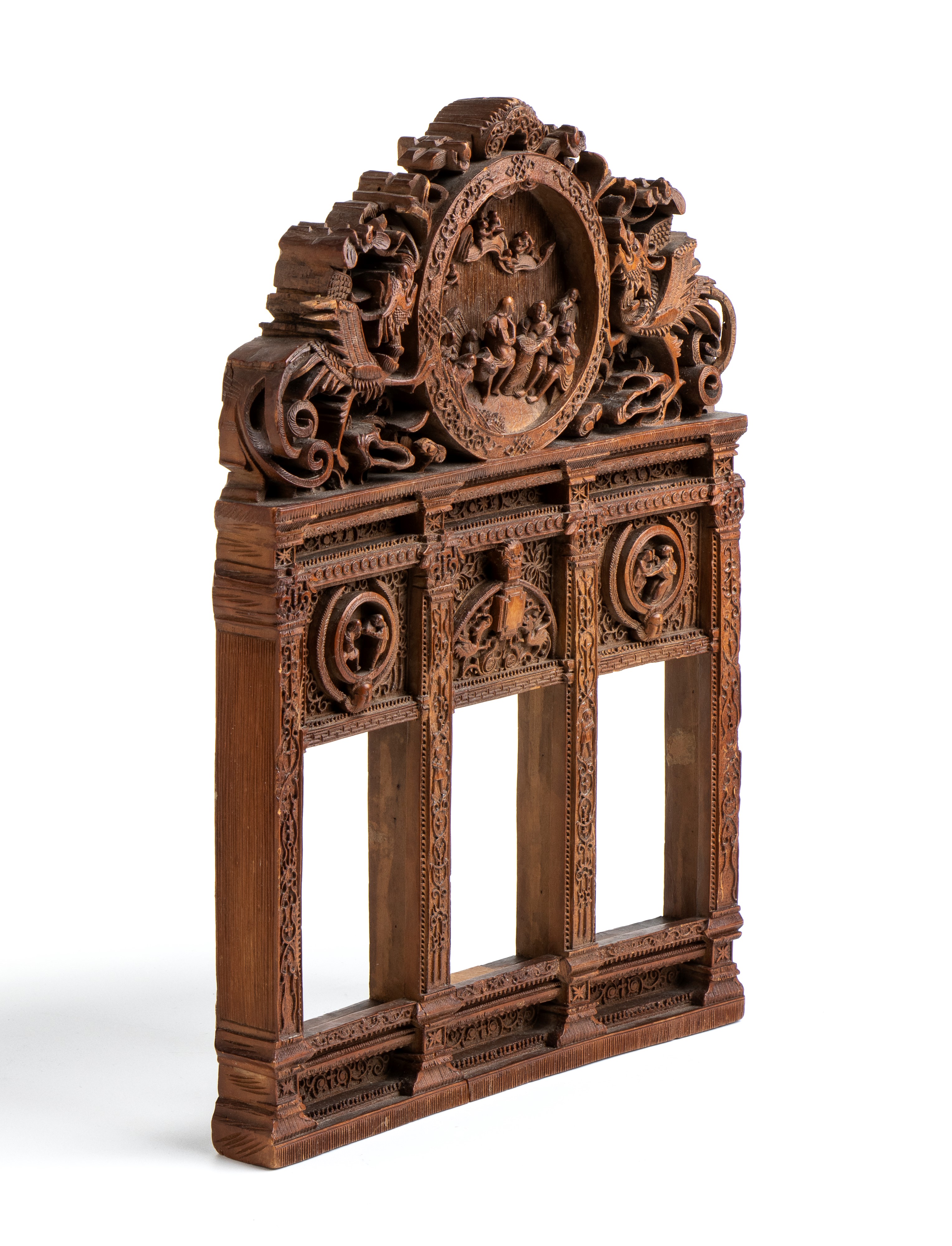 Raffinata piccola scultura di portale scolpito in legno