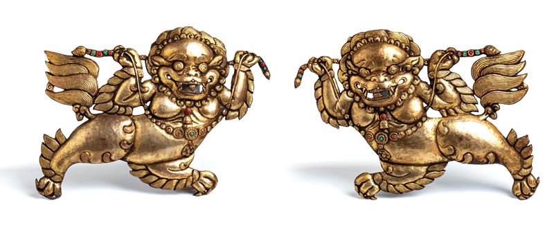 Coppia di leoni in rame sbalzato repoussé