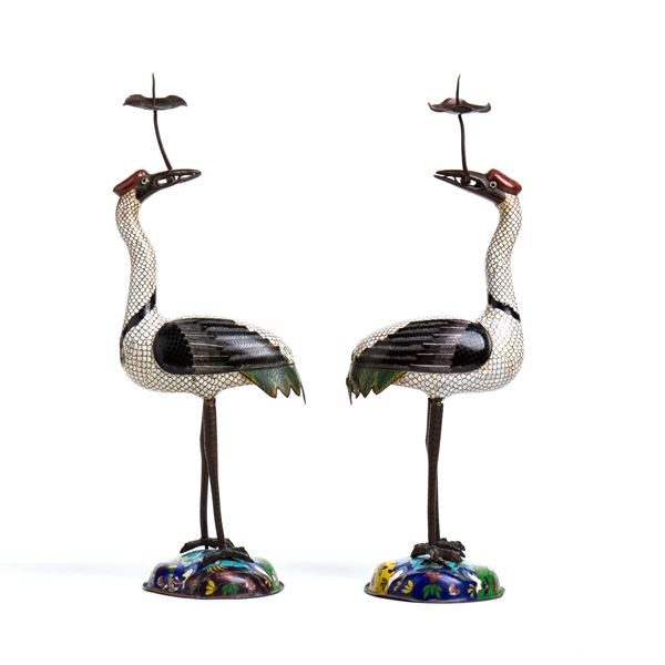 Coppia di gru portacandele in smalto cloisonné su rame