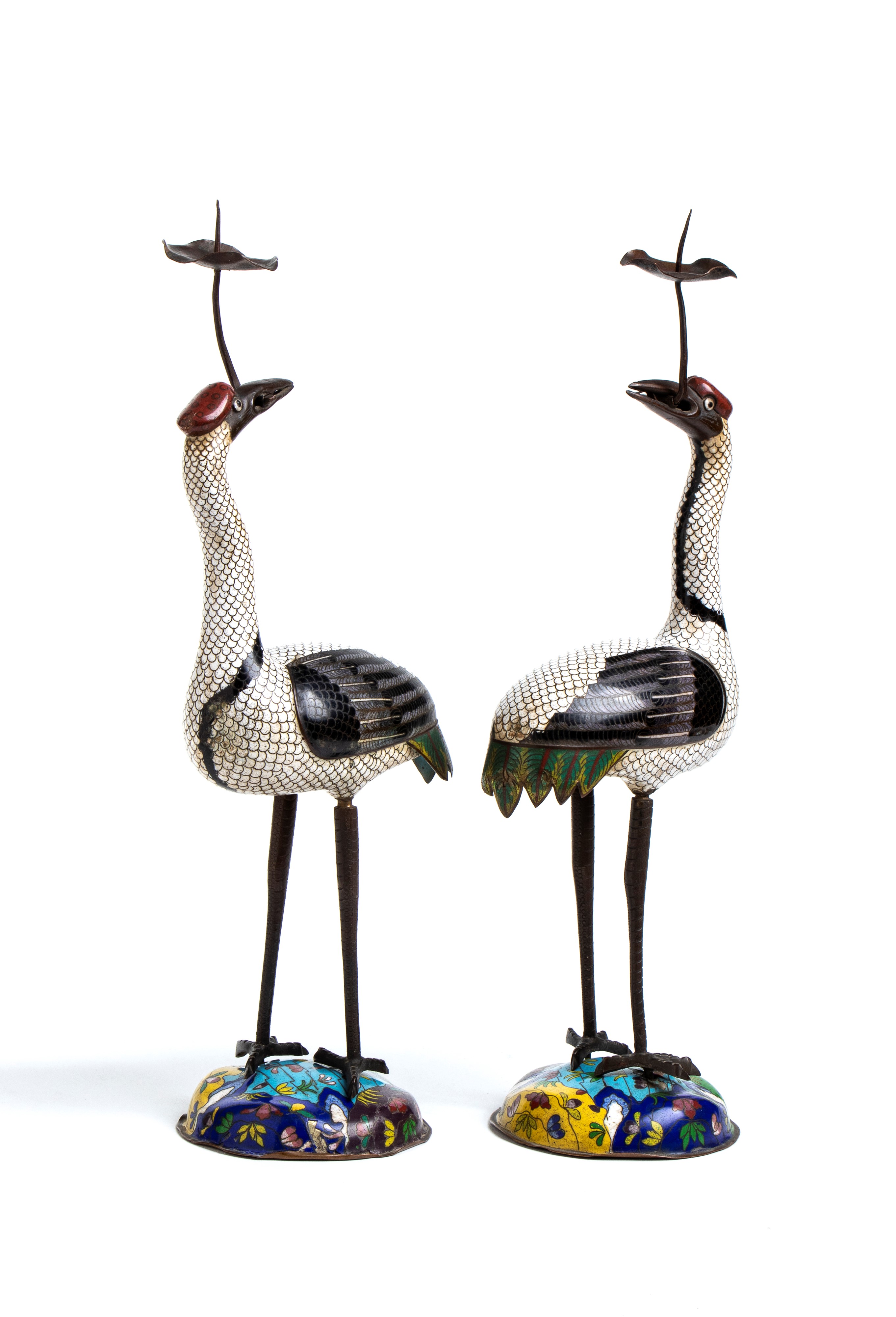 Coppia di gru portacandele in smalto cloisonné su rame