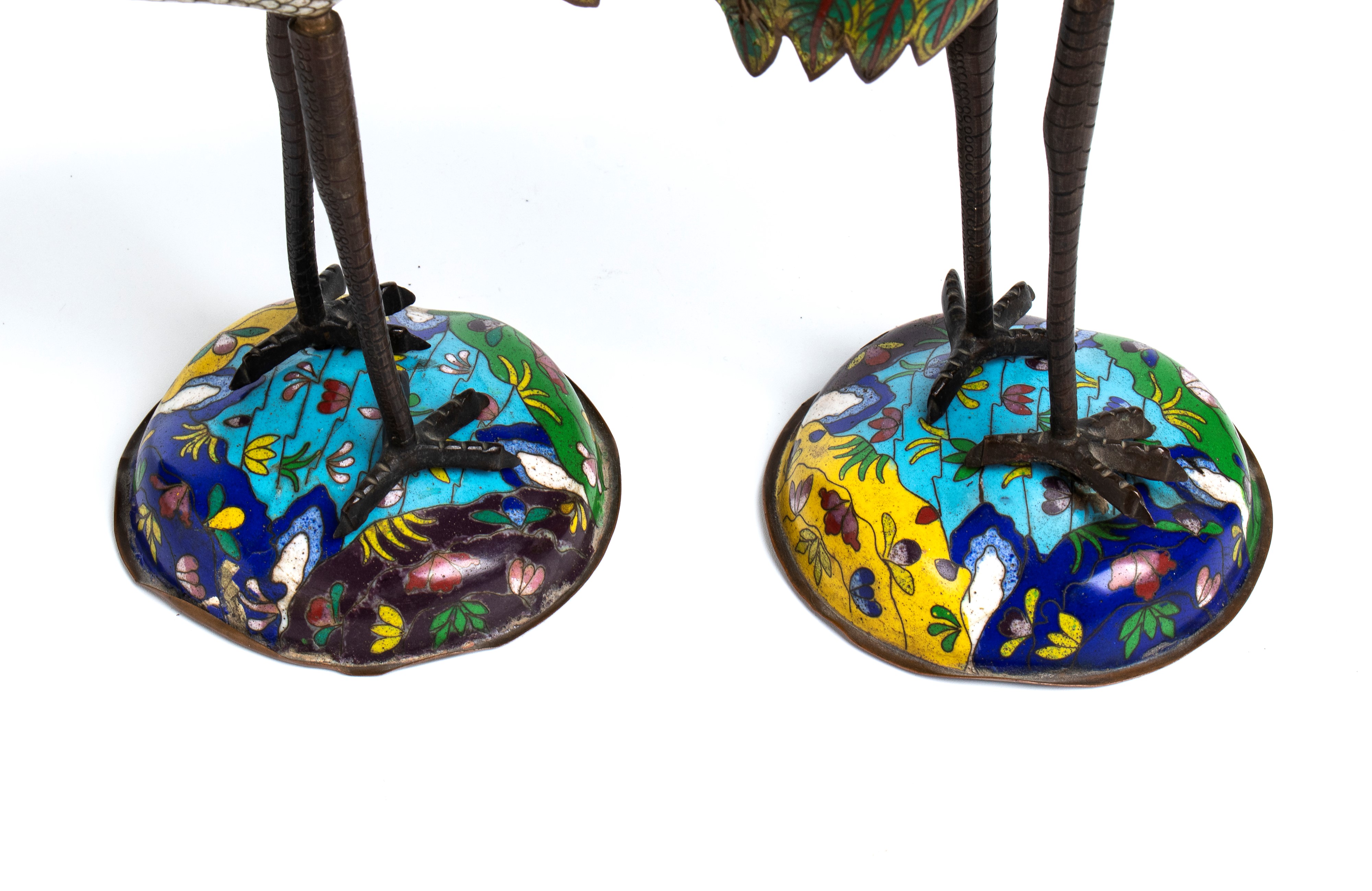Coppia di gru portacandele in smalto cloisonné su rame