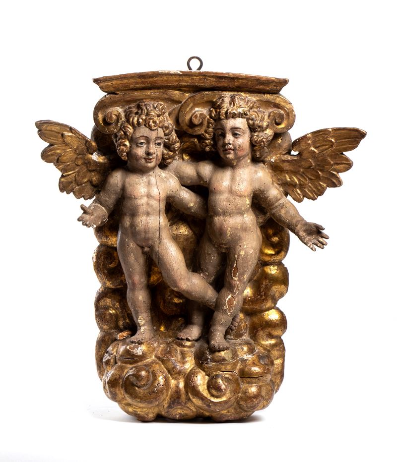 Coppia di Putti Alati Danzanti Italiani in Legno Dorato