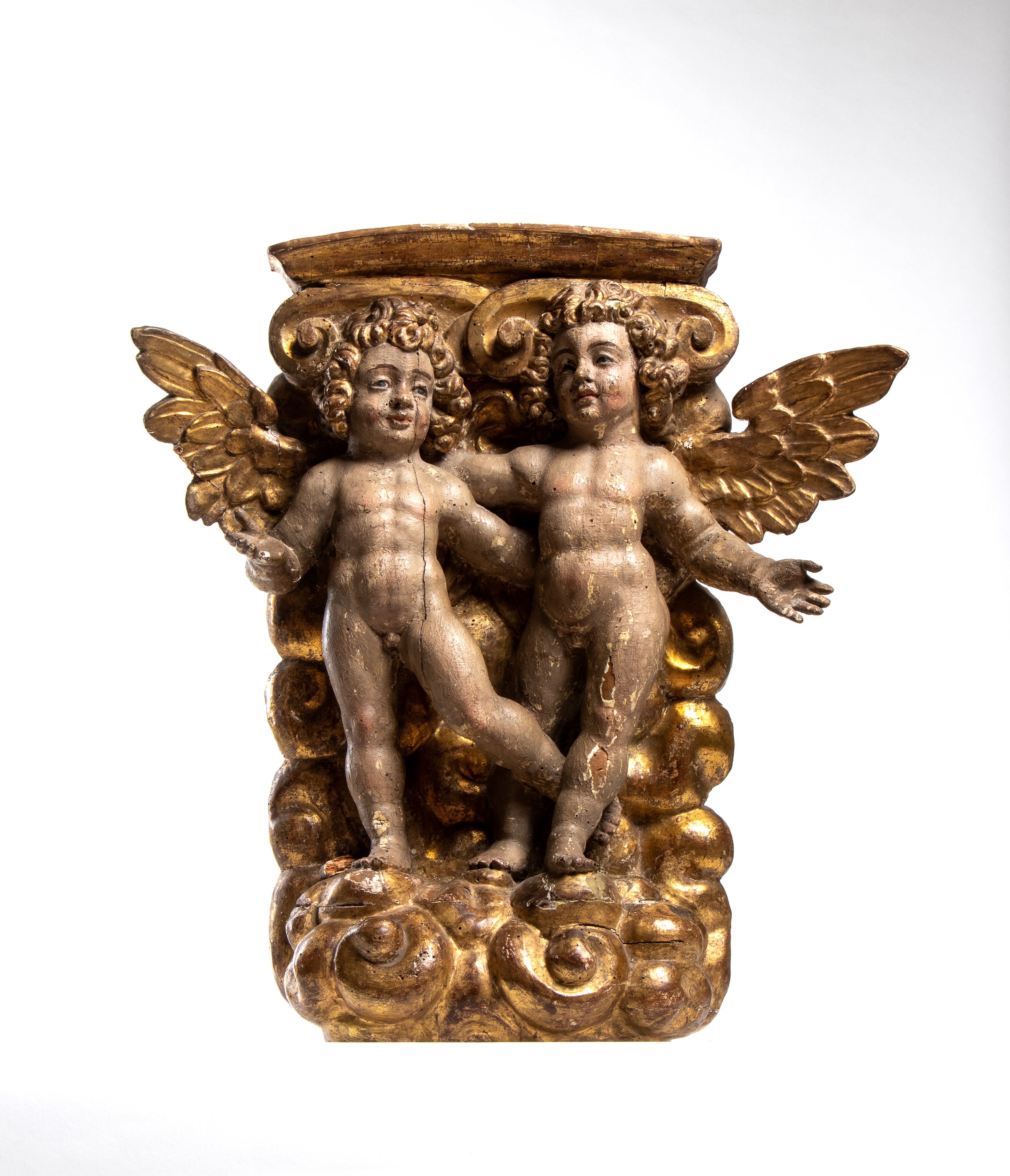 Coppia di Putti Alati Danzanti Italiani in Legno Dorato