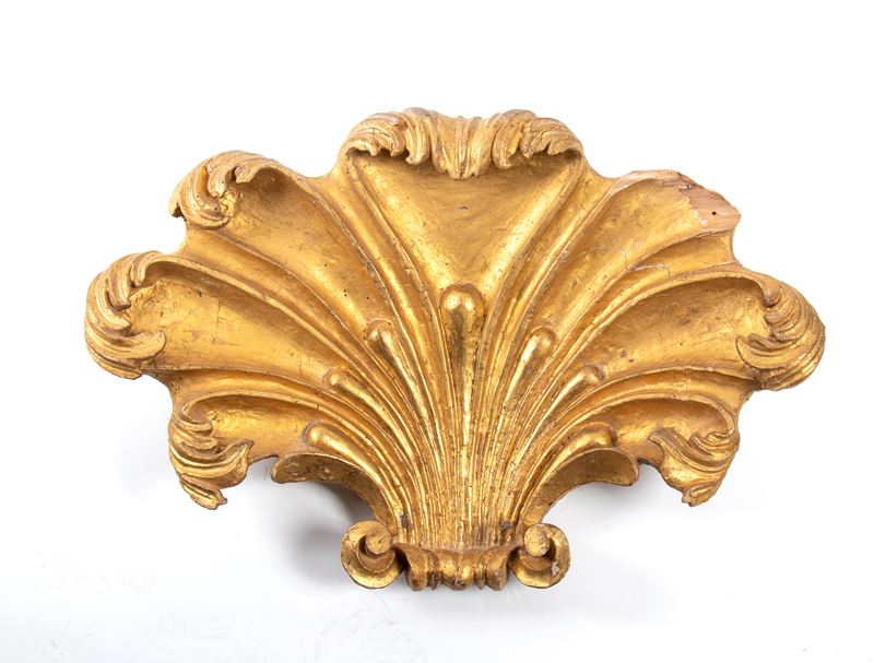 Decorazione Italiana in Legno Dorato con Motivo a Conchiglia