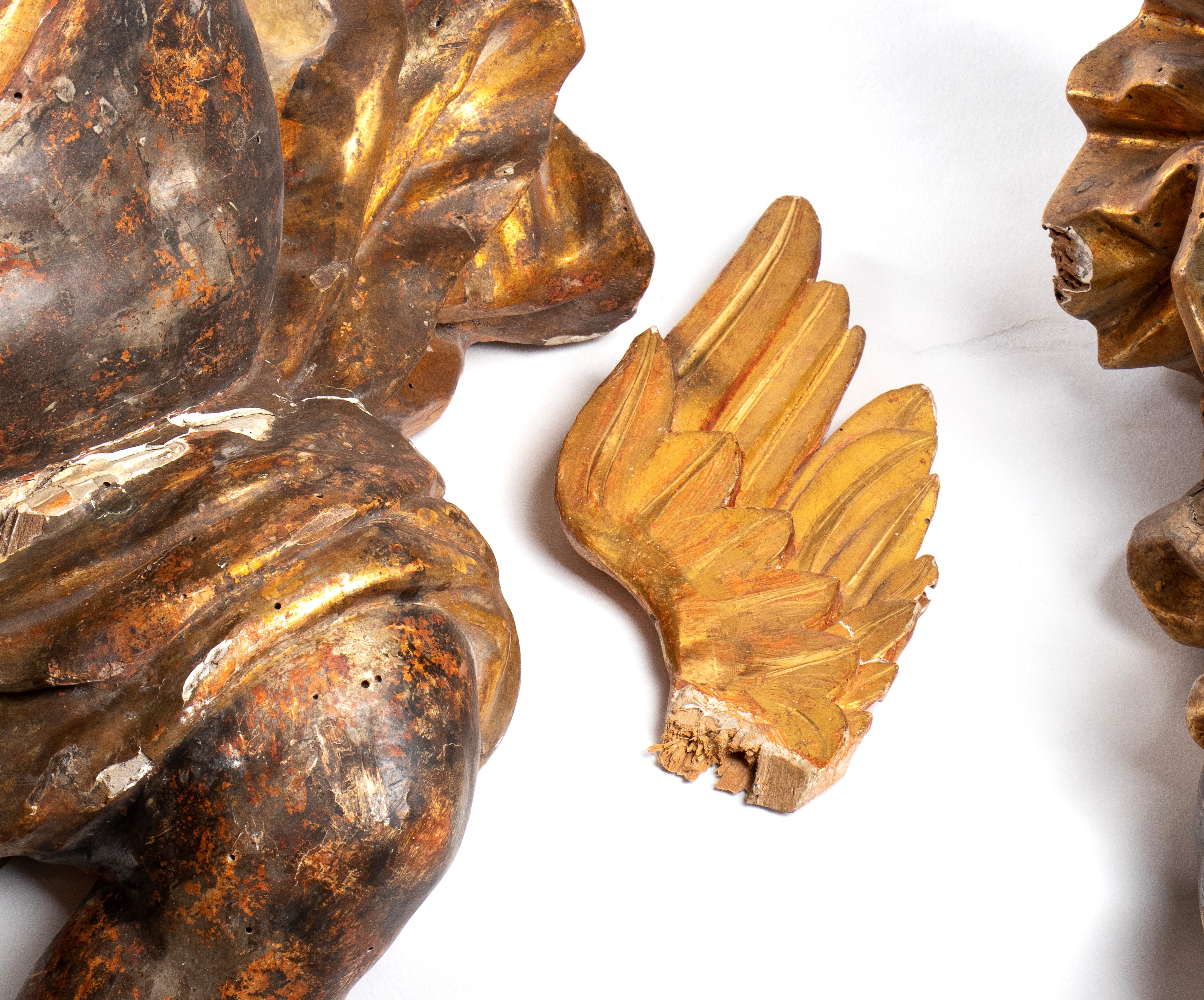 Coppia di Putti Alati Italiani in Legno