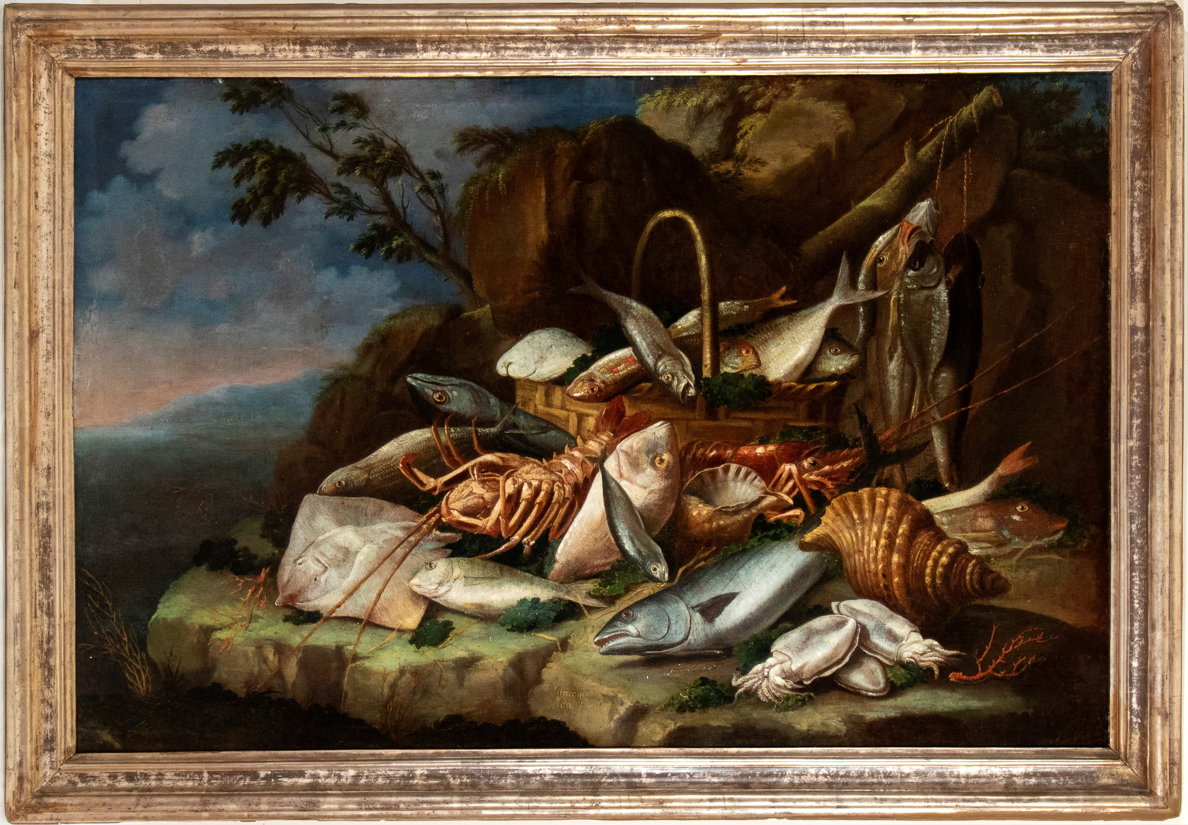 Natura morta con pesci e crostacei in un paesaggio