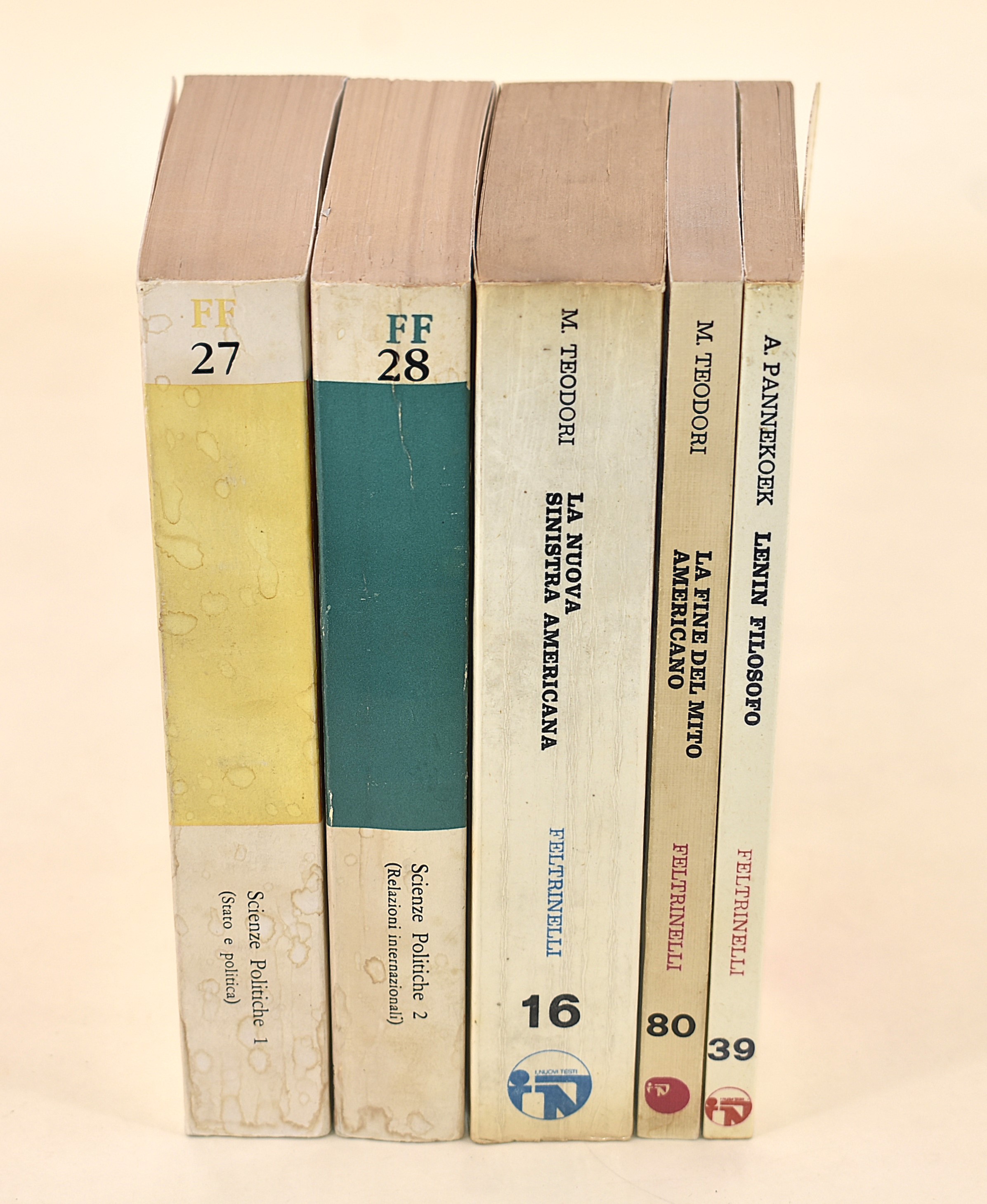 Editrice Feltrinelli Collana i Nuovi Testi e Scienze Politiche - 5 Volumi
