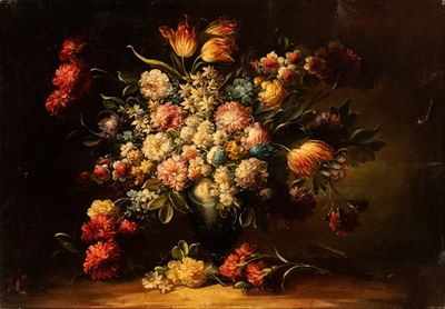 Bouquet di Fiori in un Vaso Metallico