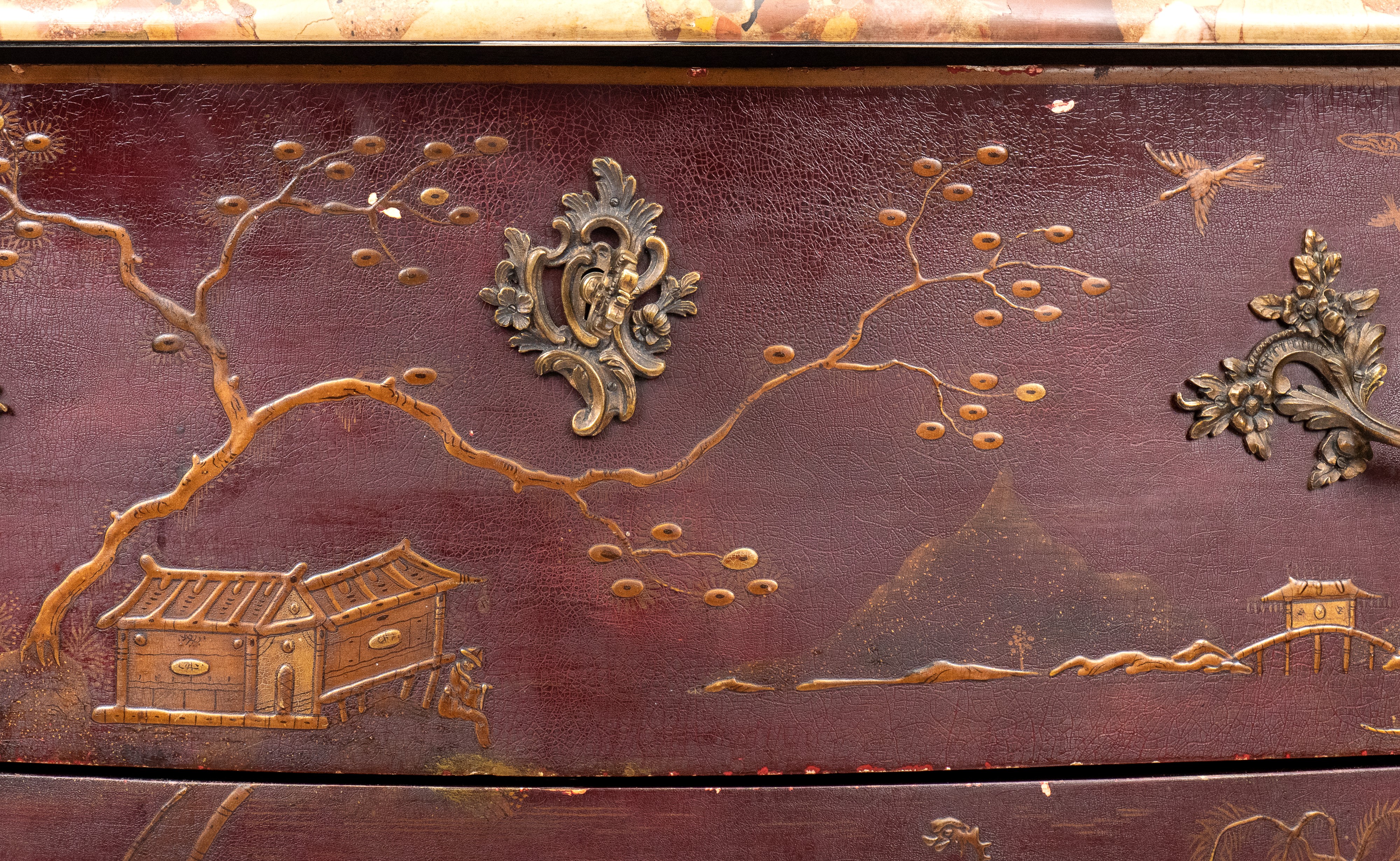 XIX secolo, Comò francese a chinoiserie in stile Luigi XV, laccato ebanizzato con piano in marmo