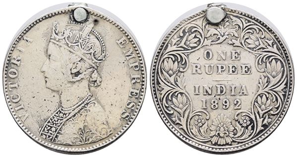 INDIA. Vittoria (1837-1901). Rupia 1862. KM 473; Ag; 11,66gr; Foro otturato