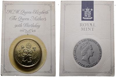 Inghilterra. Elisabetta II. 5 Pound '90 Anni della Regina Madre'. Km 962; Cn; 28,28gr. in Blister