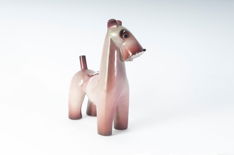 Scultura di cane a tutto tondo