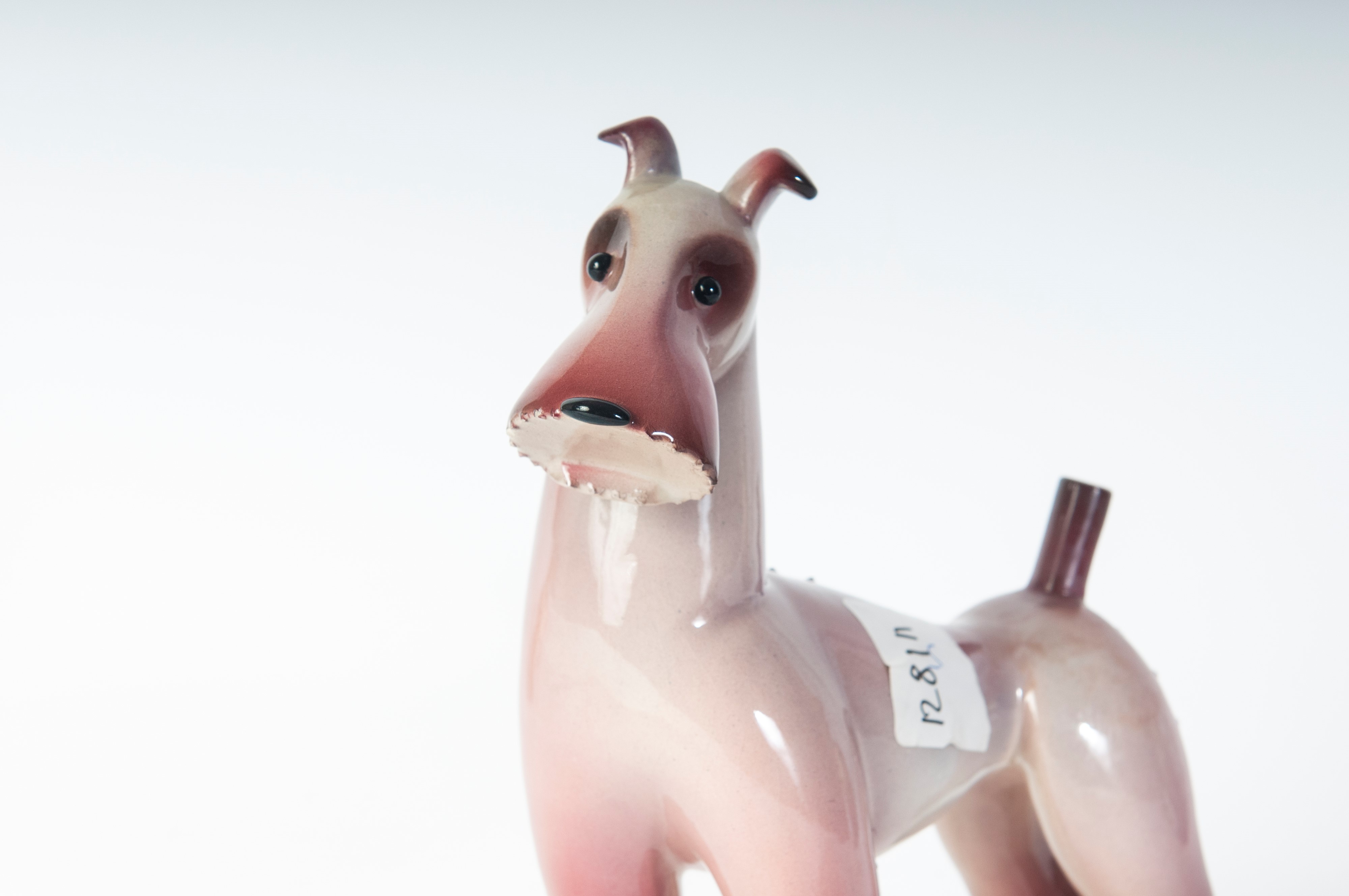 Scultura di cane a tutto tondo