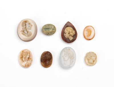 Lotto di 8 intagli in calcedonio, agata e corniola, XVIII-XIX secolo