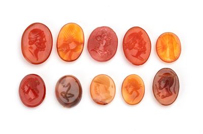 Intagli decorativi in agata e corniola, Lotto di 10 elementi, XIX secolo