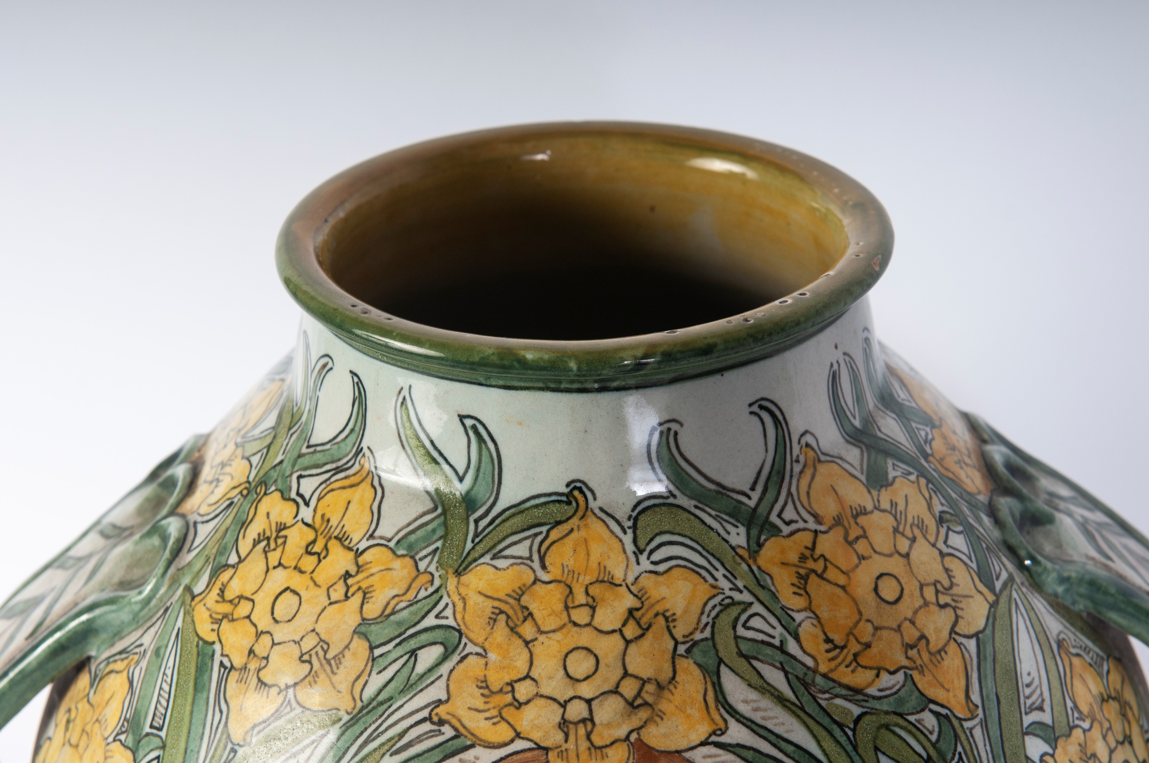 Vaso biansato in ceramica policroma