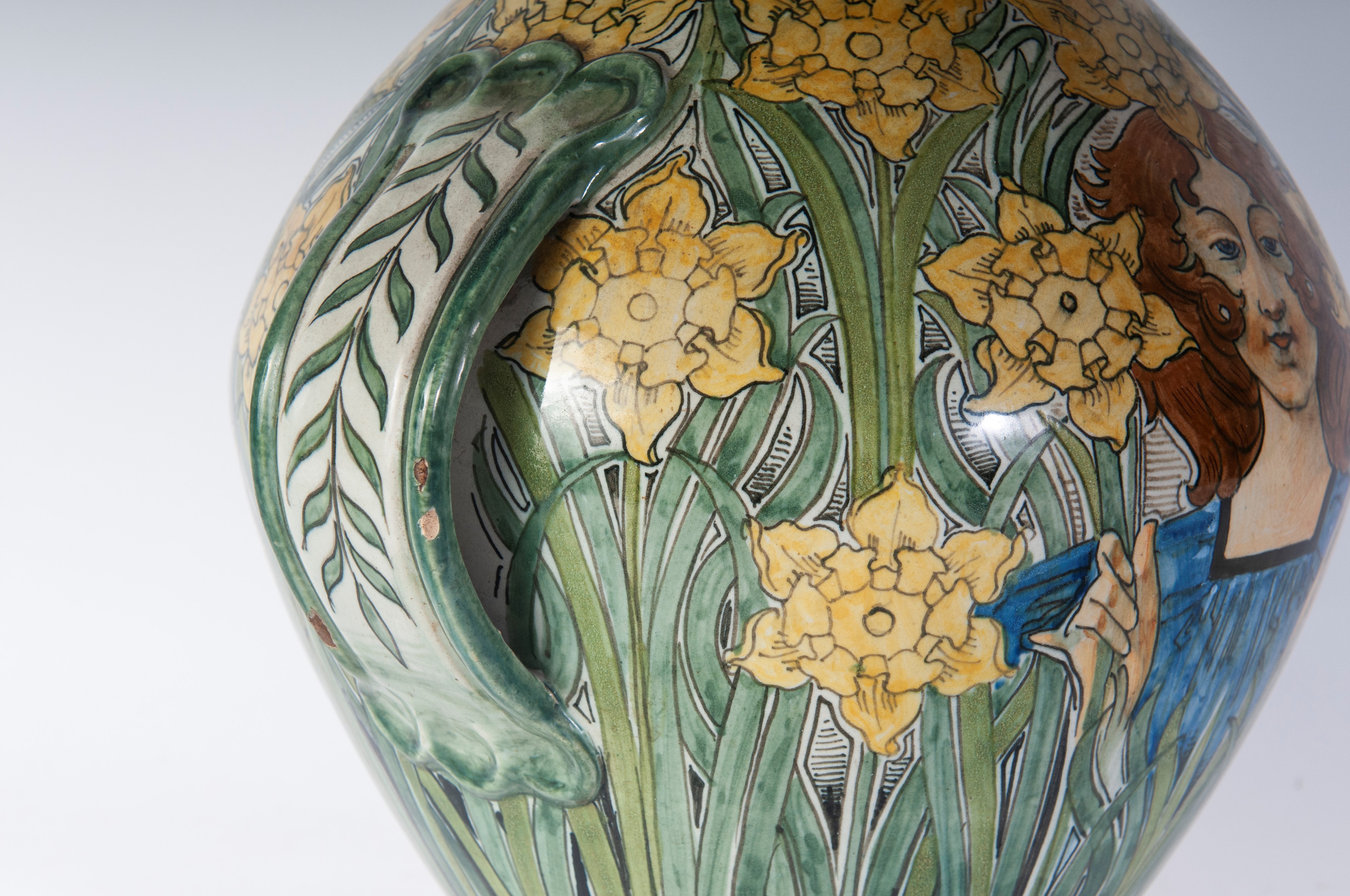 Vaso biansato in ceramica policroma