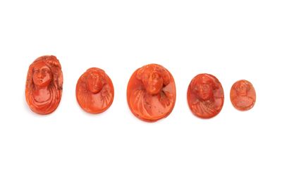 Corallo rosso del Mediterraneo (Corallum rubrum), Lotto di cinque intagli raffiguranti volti femm...