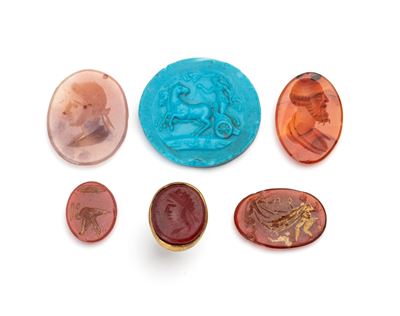 Lotto di 5 intagli in agata, corniola e pasta vitrea, con sigillo in oro con intaglio in pasta vi...