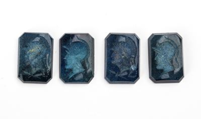 Lotto di quattro intagli in lapislazuli, soggetti ispirati a modelli classici