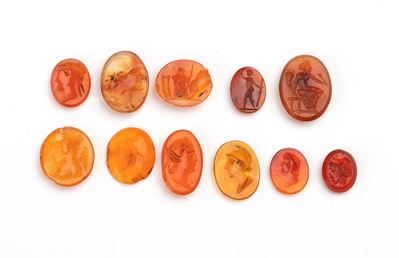 XIX secolo, Lotto di 11 intagli in agata corniola con soggetti mitologici e figure classiche