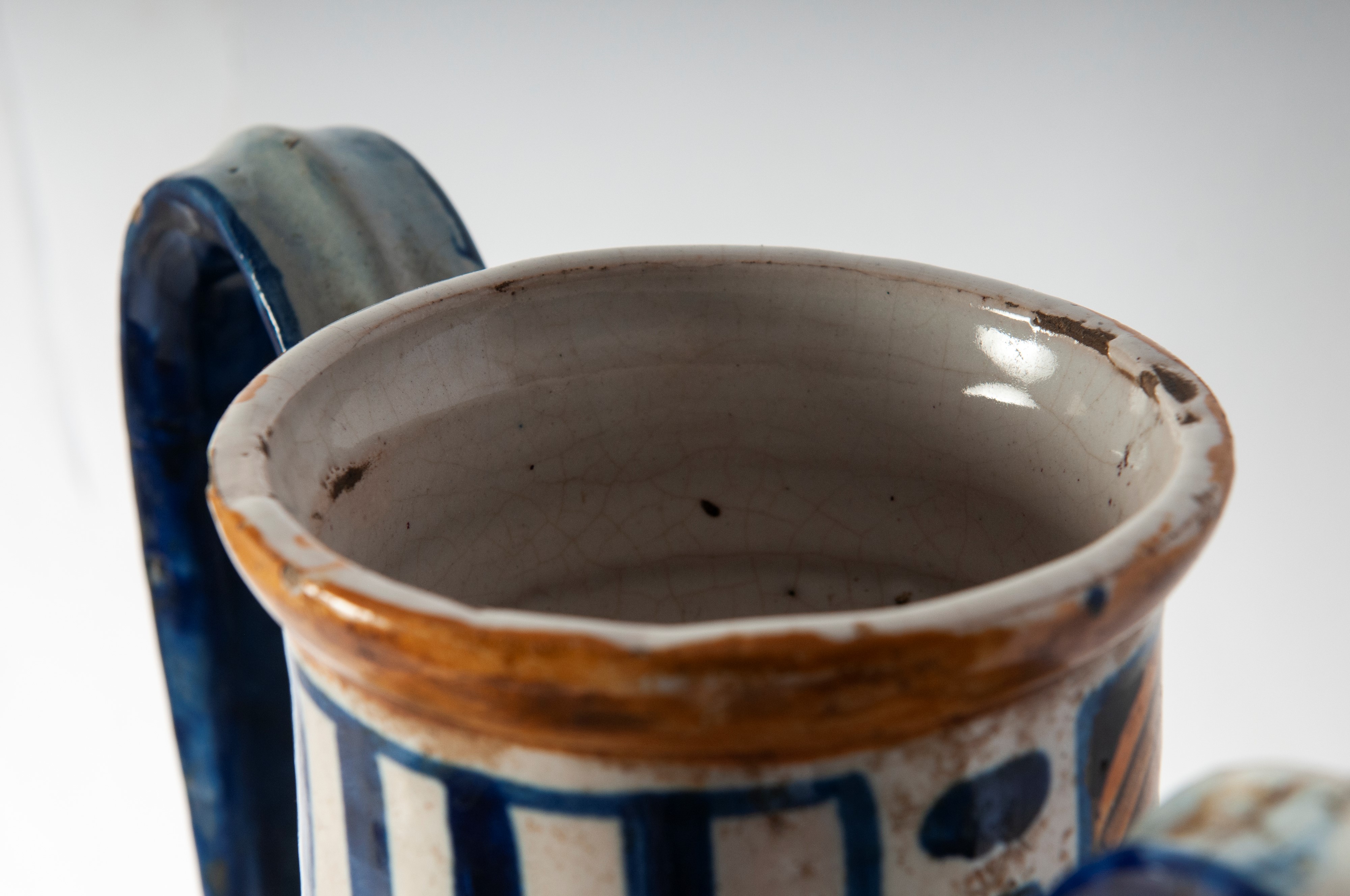 Vaso ad anfora biansato con stretto ed alto collo