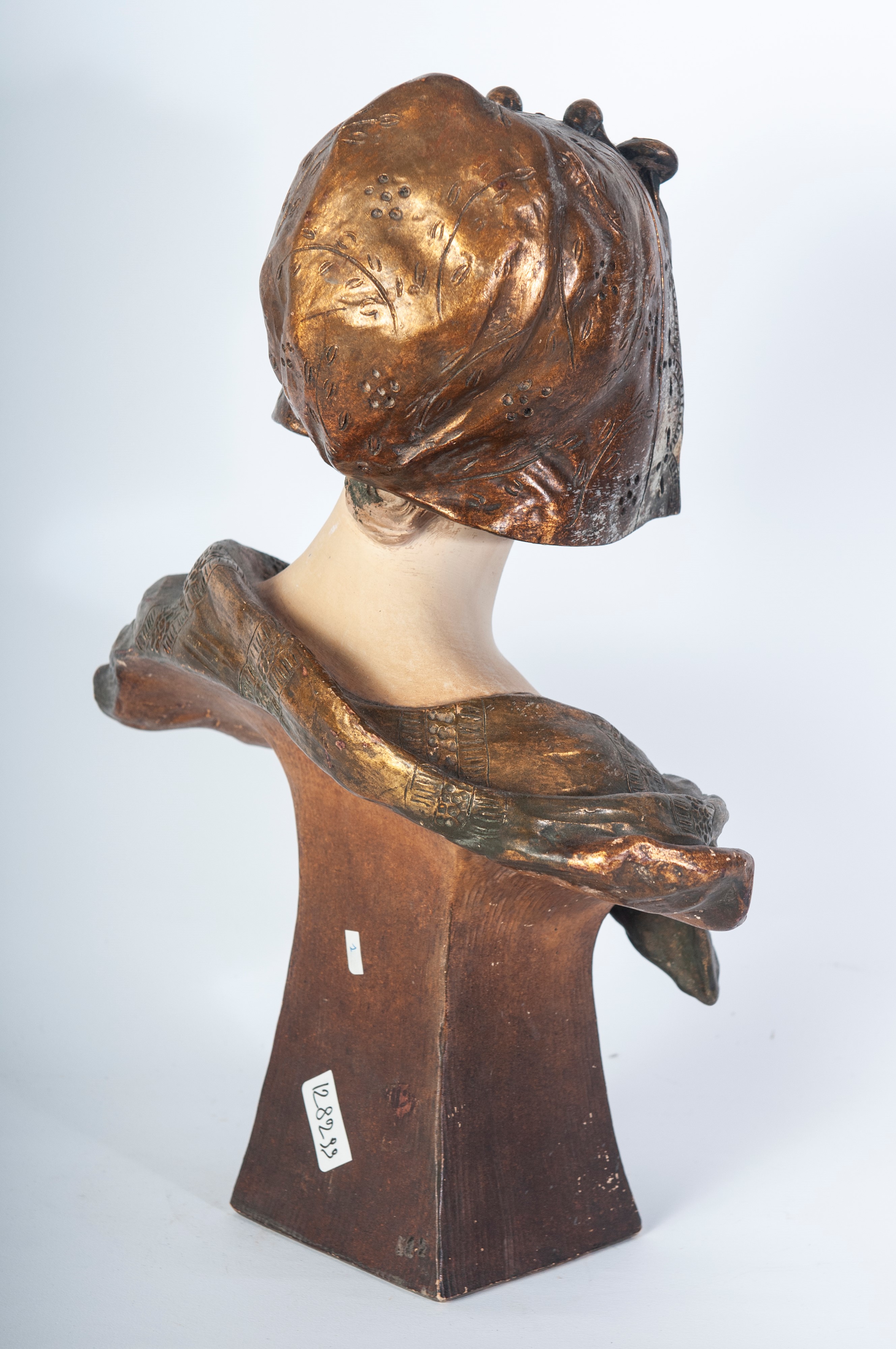 Aurili Richard - Busto di fanciulla in ceramica policroma