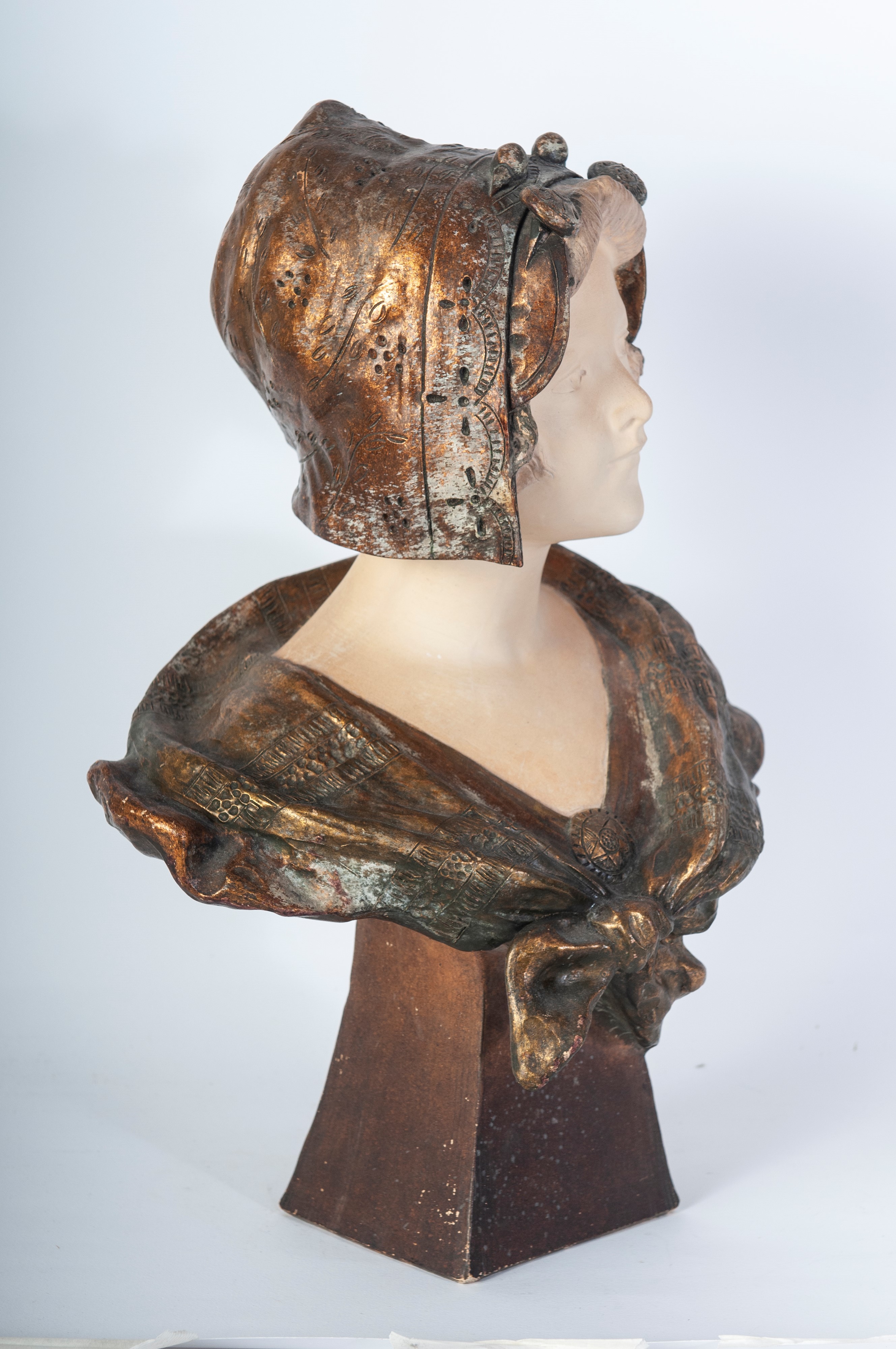 Aurili Richard - Busto di fanciulla in ceramica policroma
