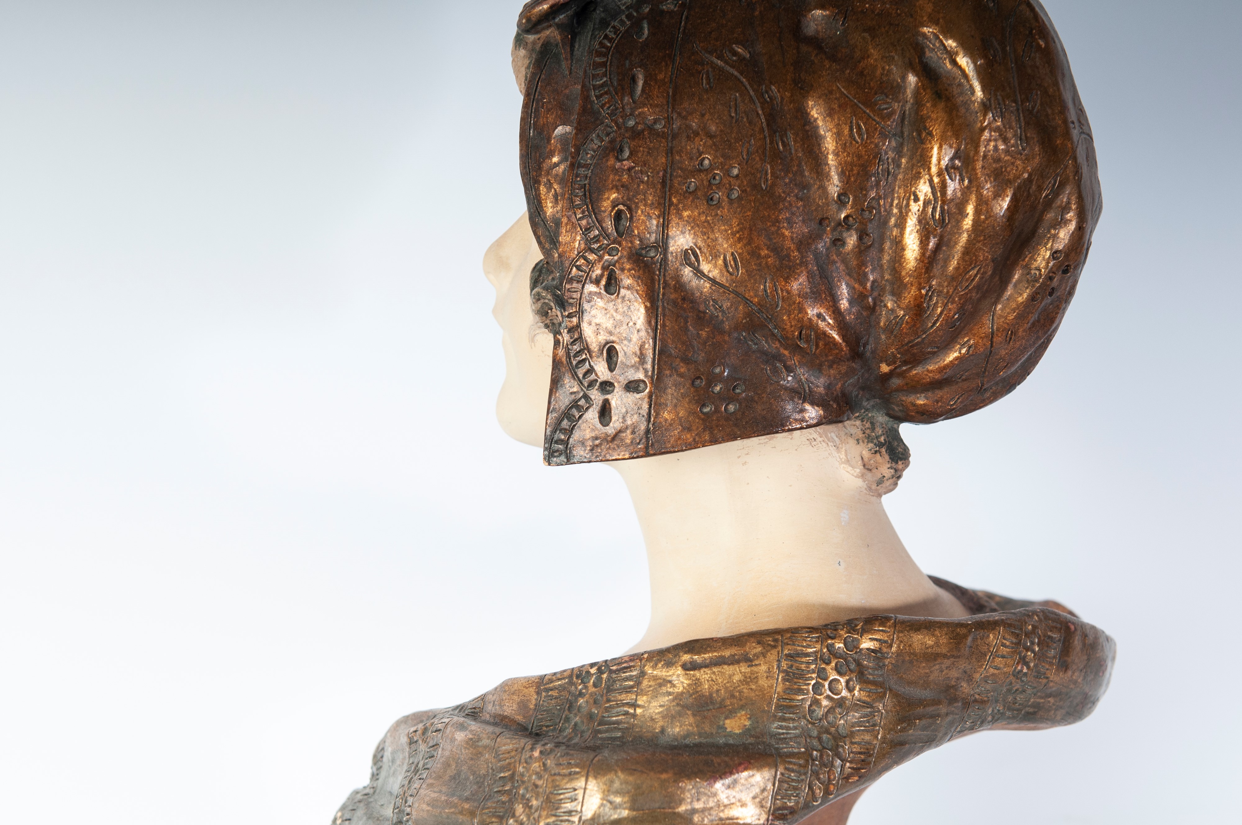 Aurili Richard - Busto di fanciulla in ceramica policroma