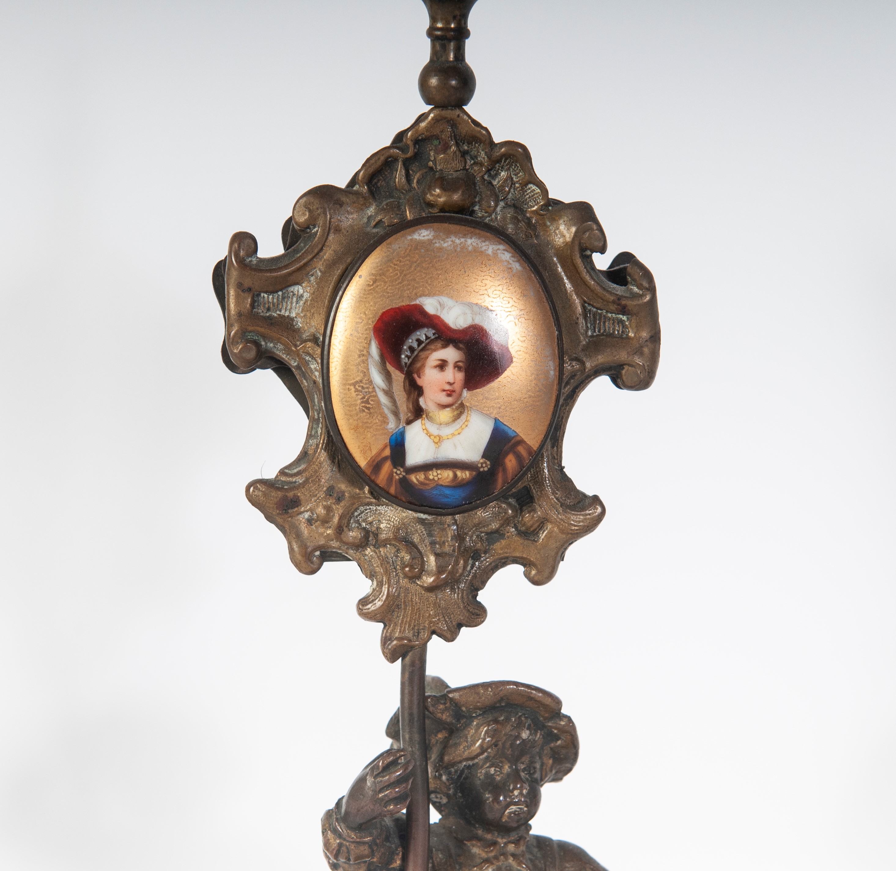 Lotto di cinque oggetti di metallo: