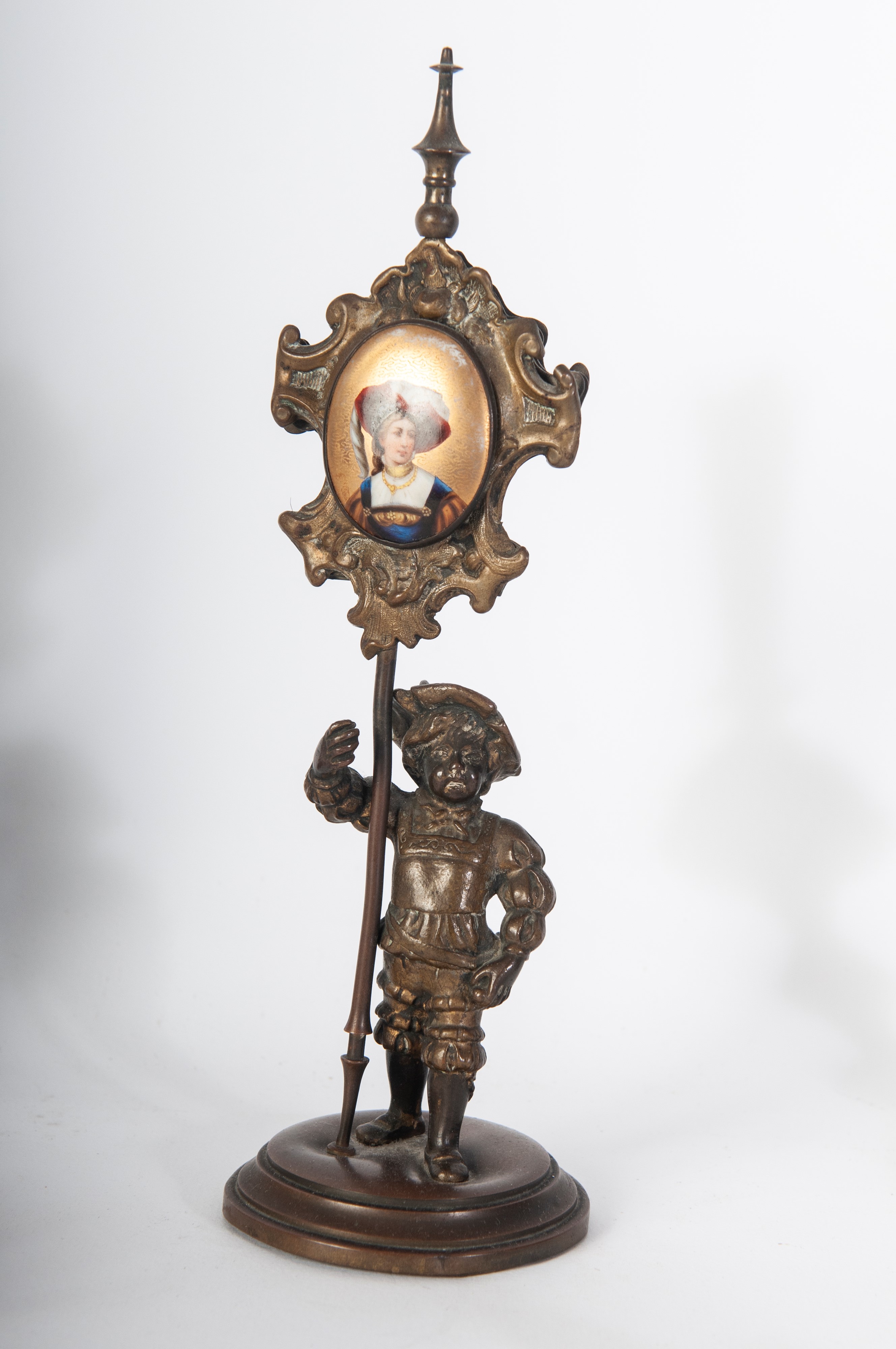 Lotto di cinque oggetti di metallo: