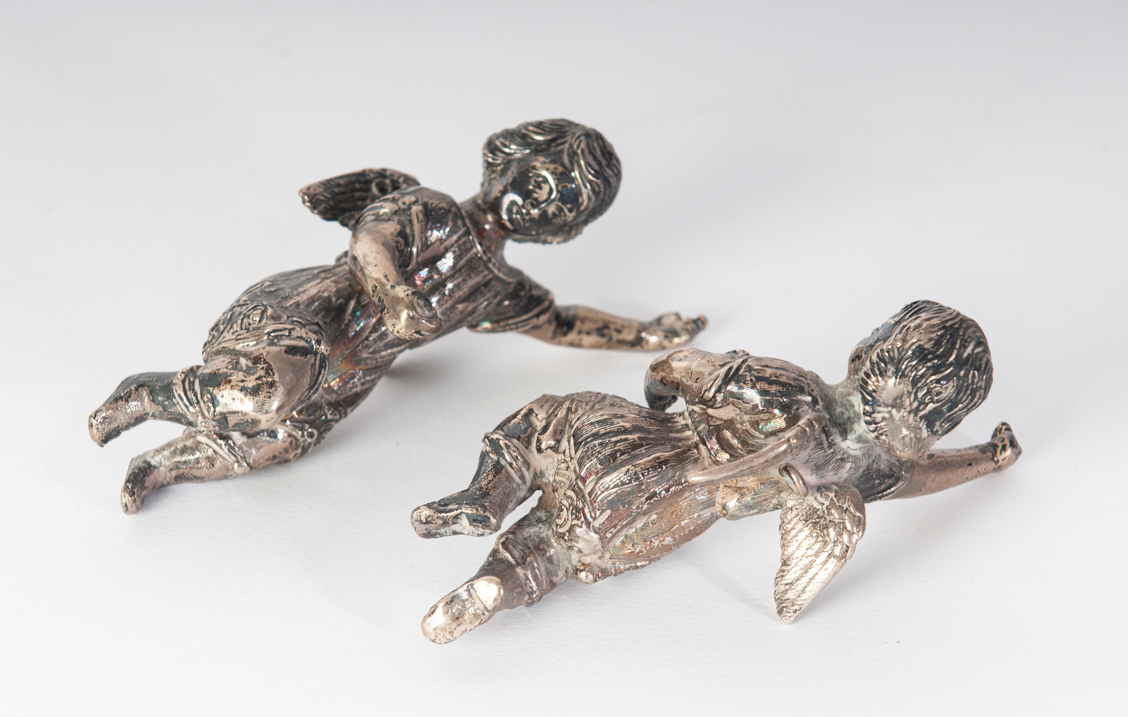 Lotto di cinque oggetti di metallo: