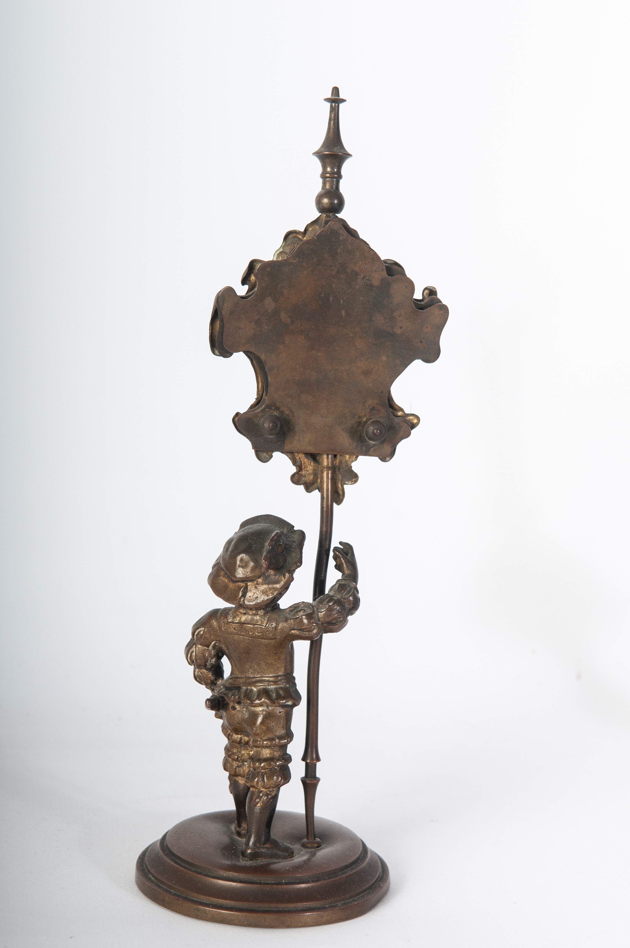 Lotto di cinque oggetti di metallo: