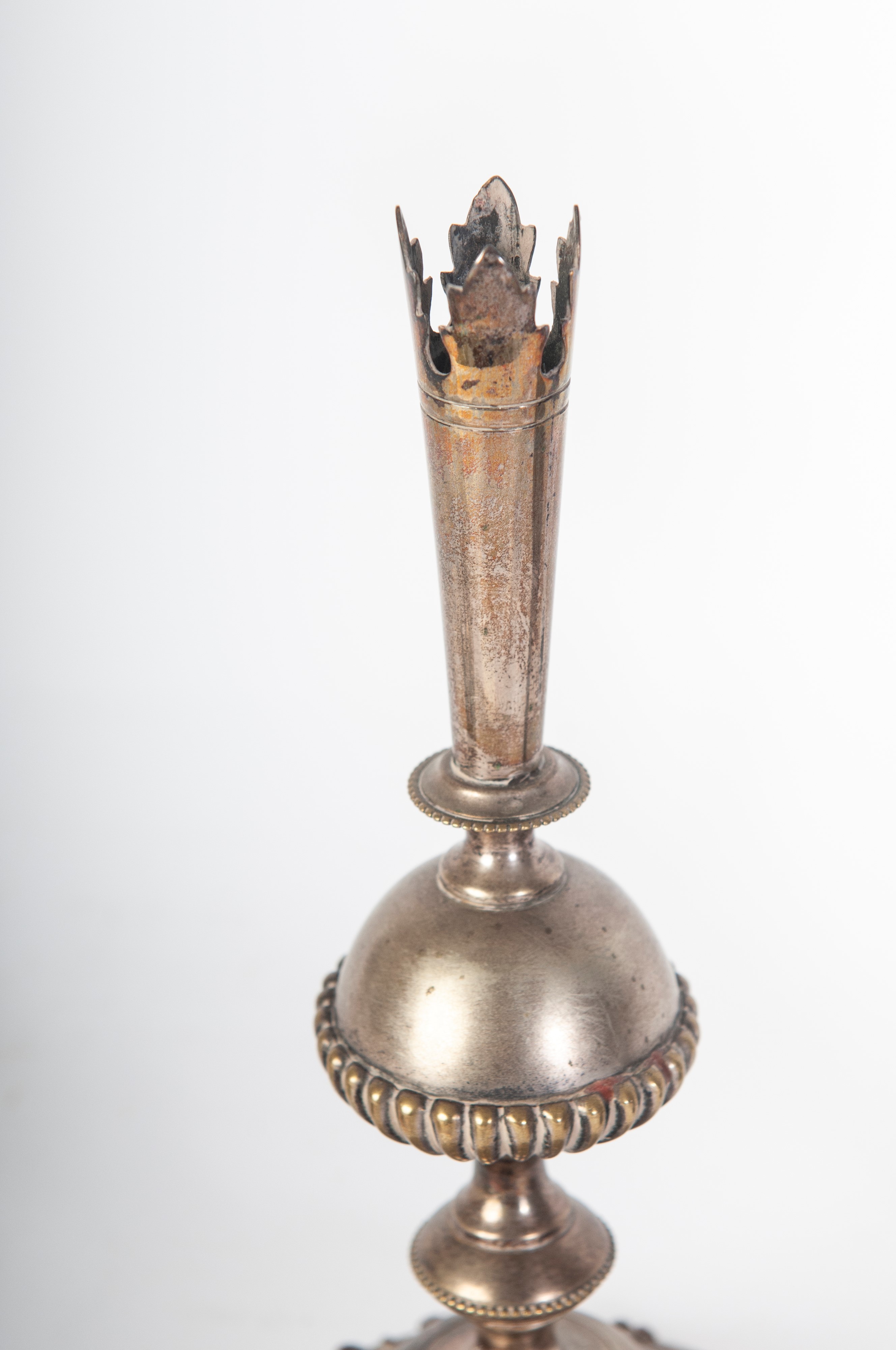 Lotto di cinque oggetti di metallo: